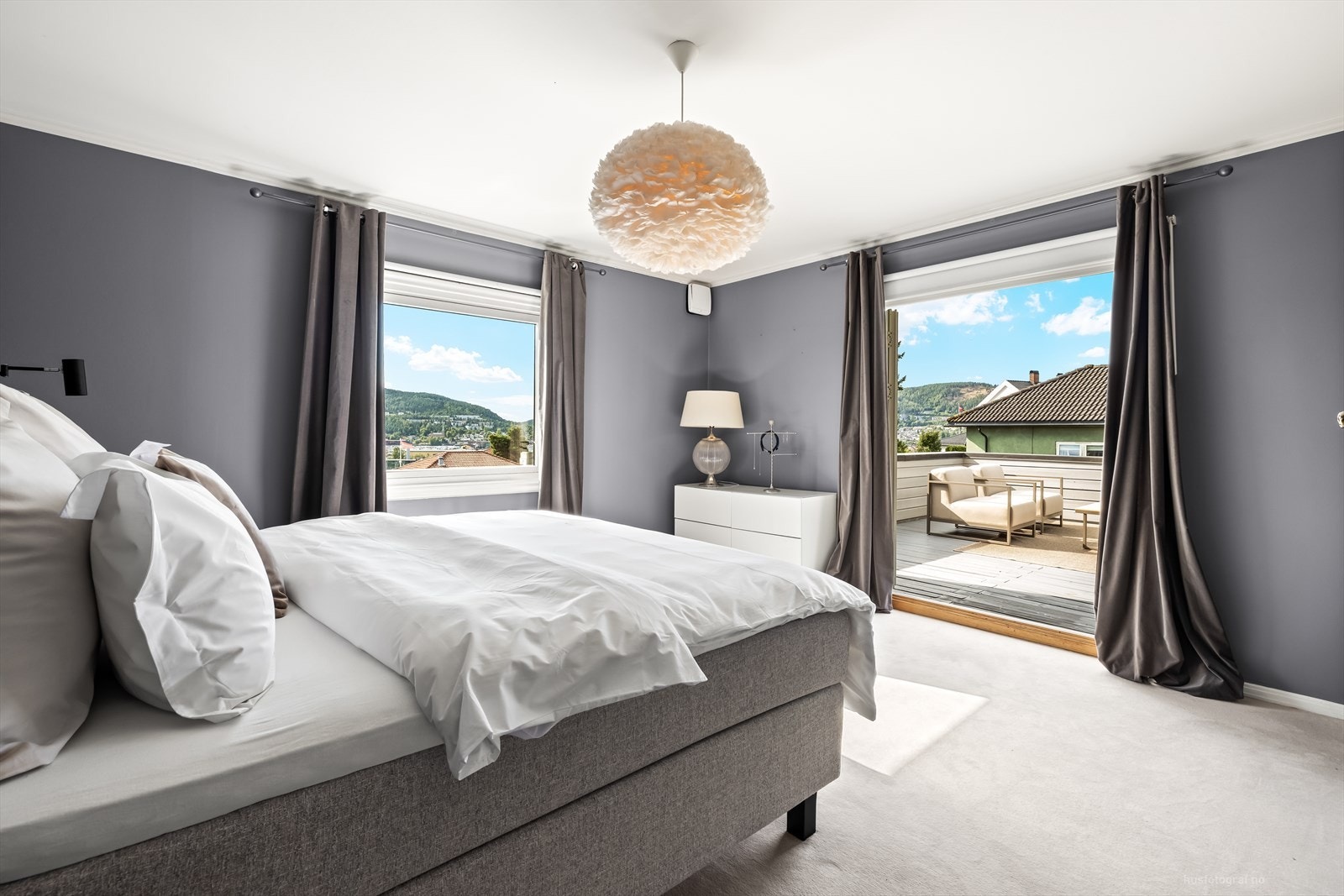 Hovedsoverommet har utgang til stor sydvendt terrasse. Galleribilde