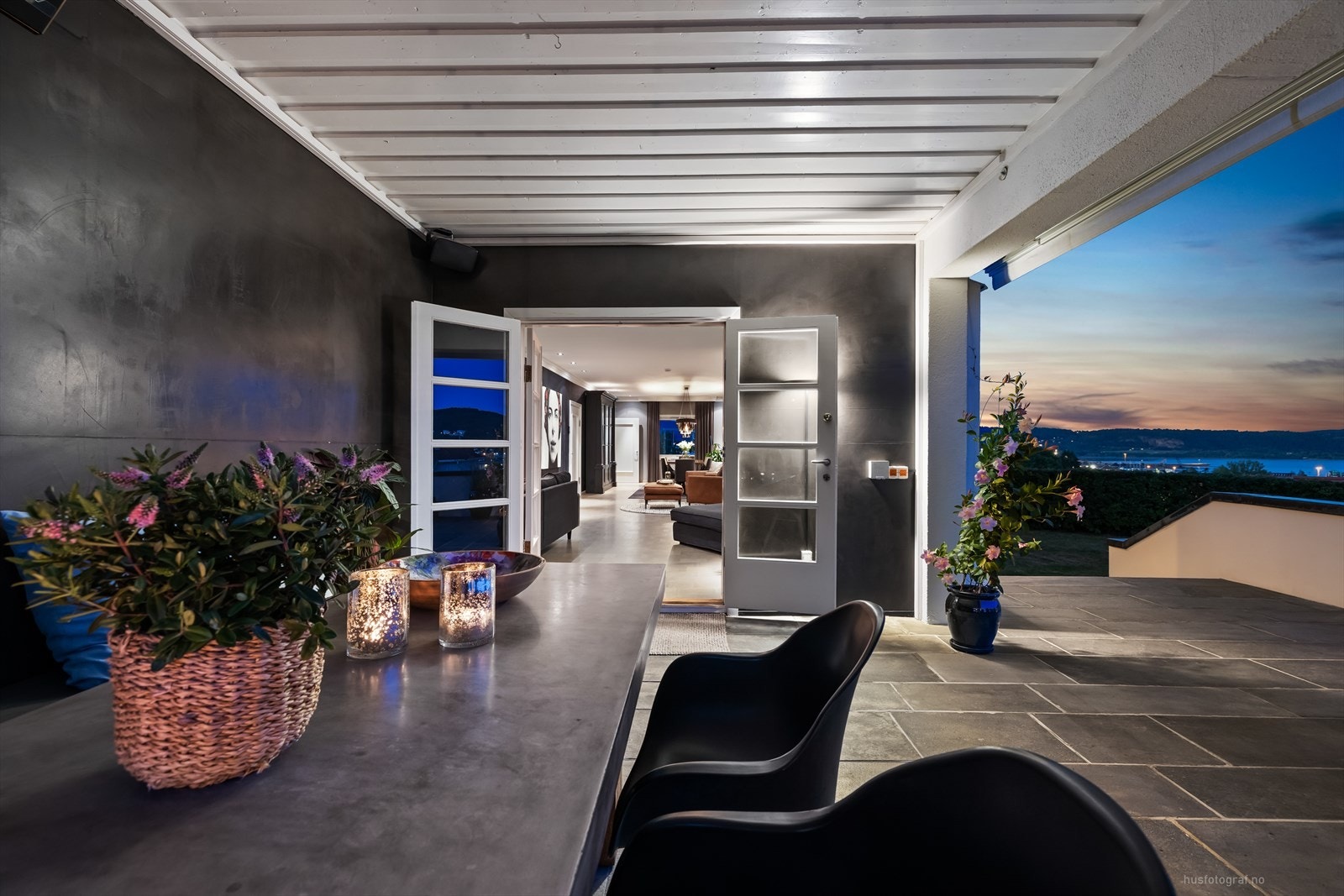 Utgang til stor, delvis overbygget terrasse fra stuen. Galleribilde