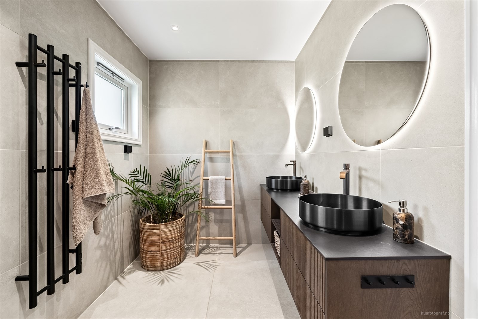 Moderne bad oppgradert i 2024 med fliser fra Bella Flis. Galleribilde