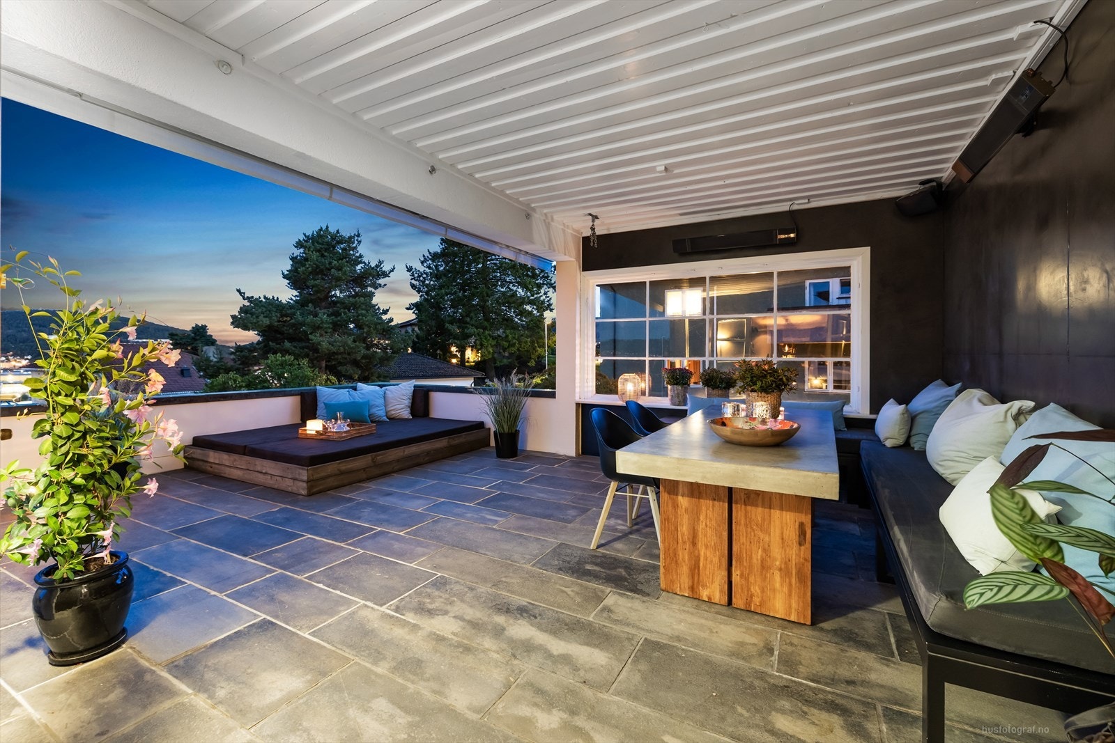 Her kan man nyte fine sommerkvelder selv om det skulle komme noen regndråper fra oven. Galleribilde