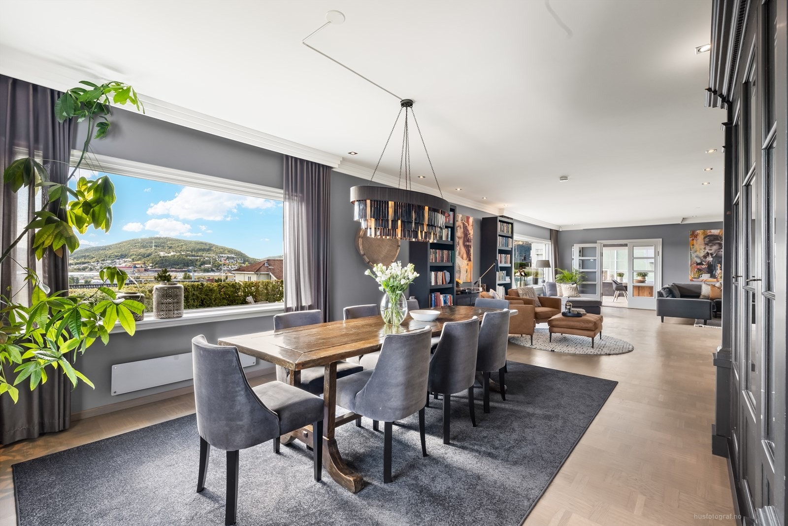 Stuen har en langstrakt utforming med vinkel mot dagligstuen Galleribilde