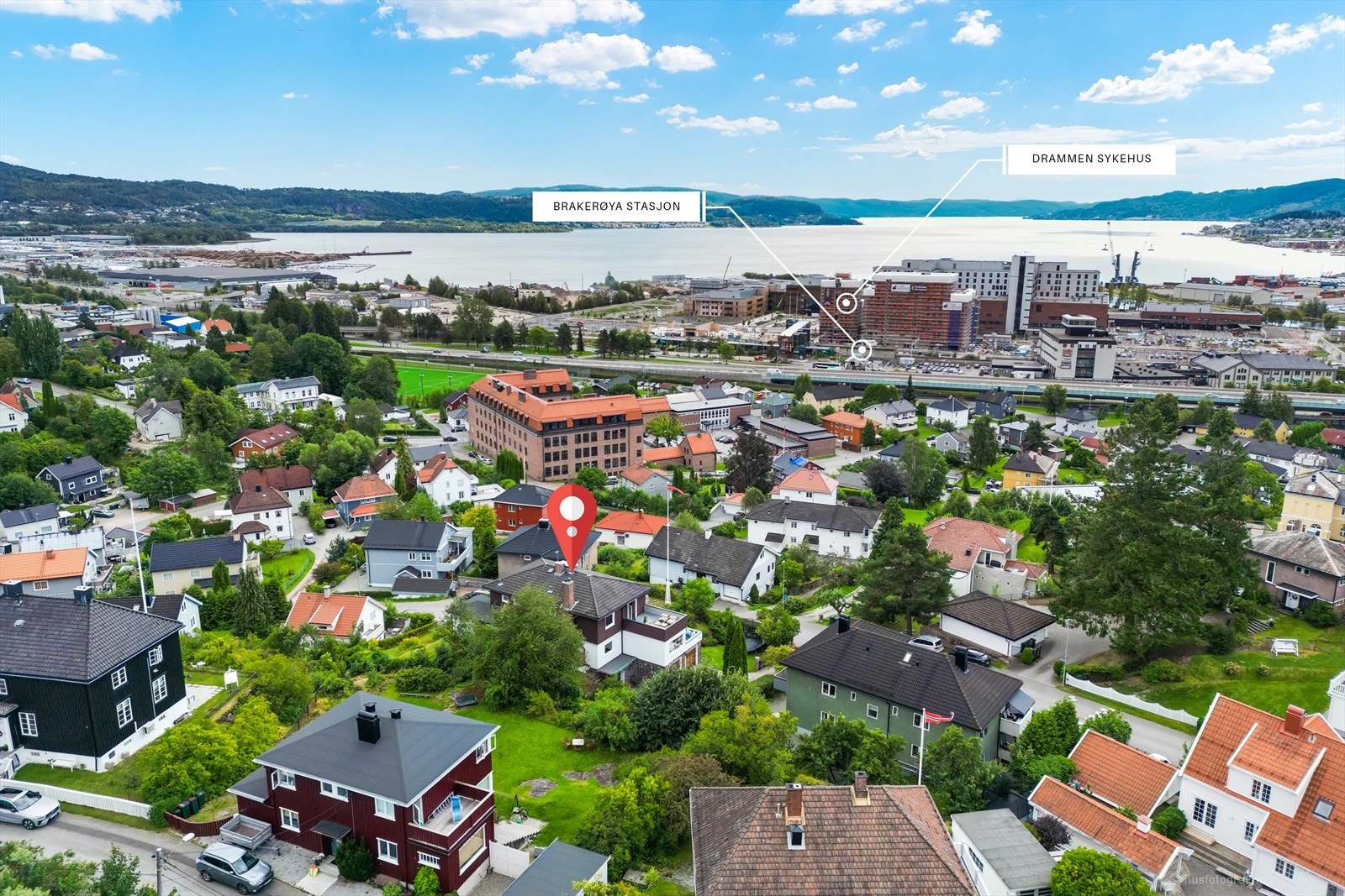 Går du ned Solbakken i retning fjorden, finner du Drammens nye sykehus som åpner høsten 2025 og Brakerøya jernbanestasjon som har hyppige avganger mot Oslo. Galleribilde