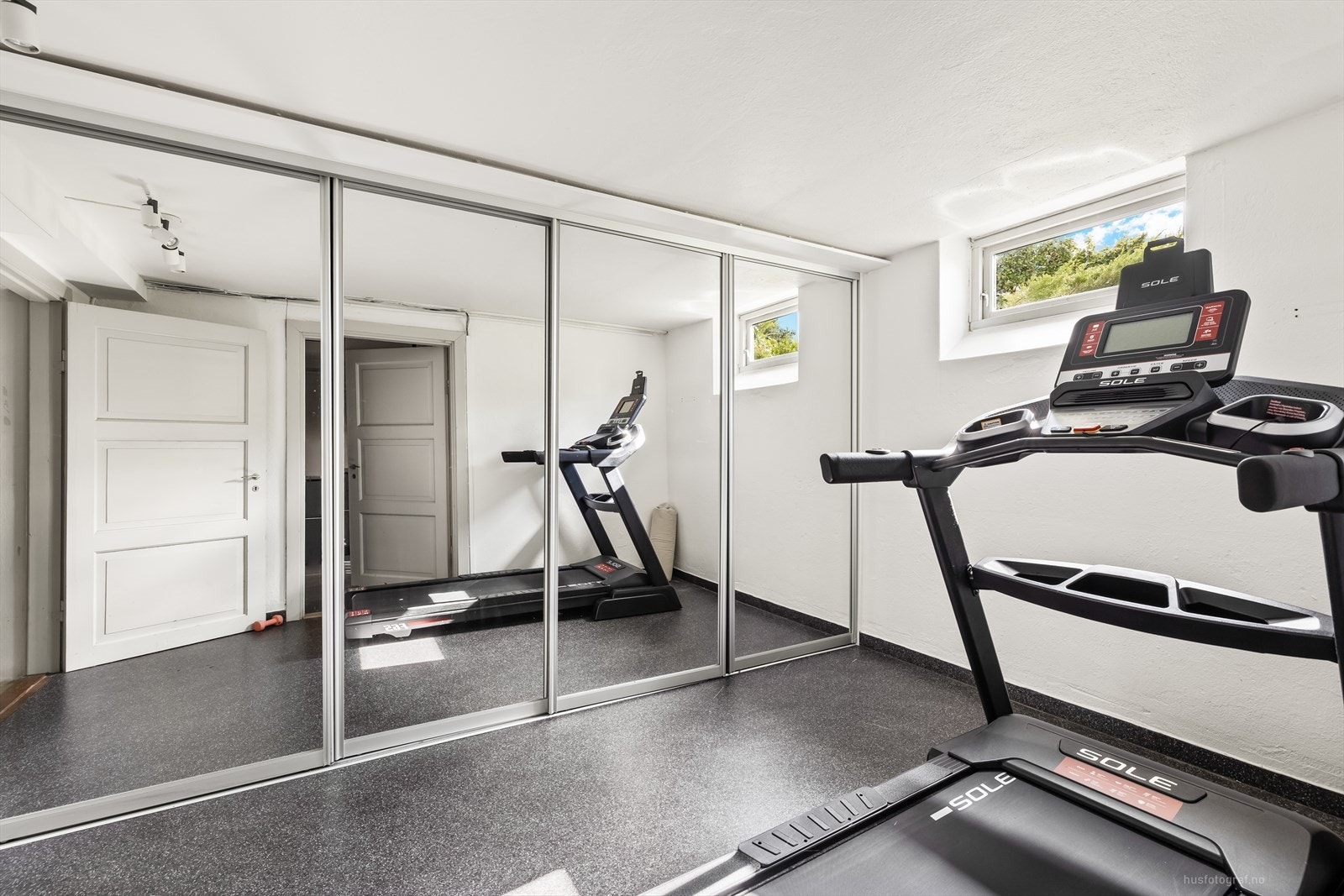 Ttrimrom med skyvedørsgarderobe. Galleribilde