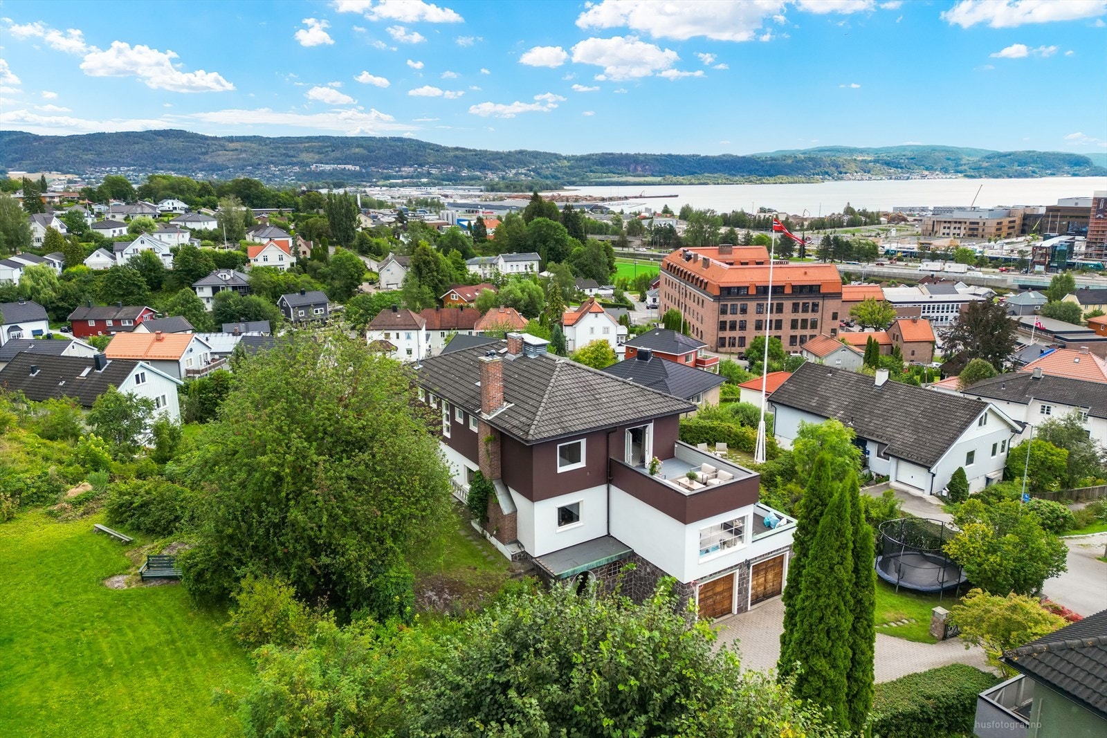 "Villa Randi Nilsen" har et slakt valmtak og pusset murverk med en markert horisontal linjeføring mellom første og annen etasje. Galleribilde