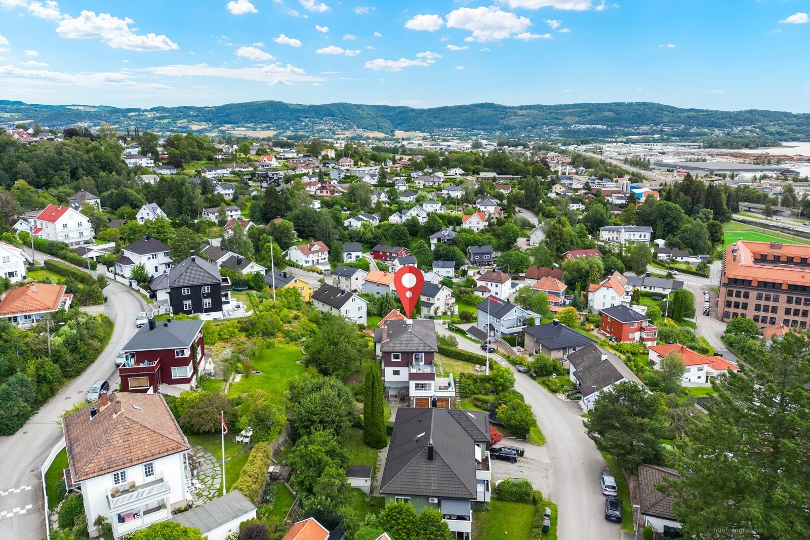 Eiendommen ligger i et av byens mest attraktive boligområder plassert i åsdraget på toppen av Solbakken. Galleribilde