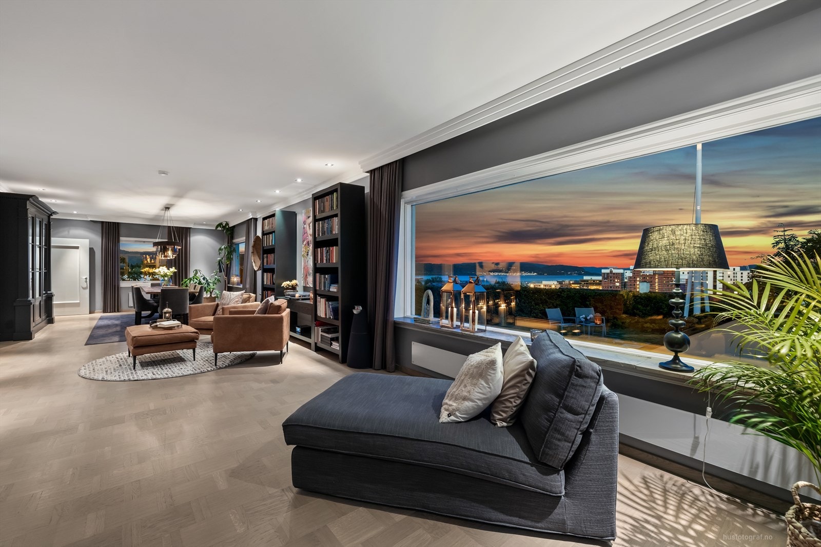 Store vindusflater sikrer panoramautsikt mot fjorden fra stuen. Galleribilde