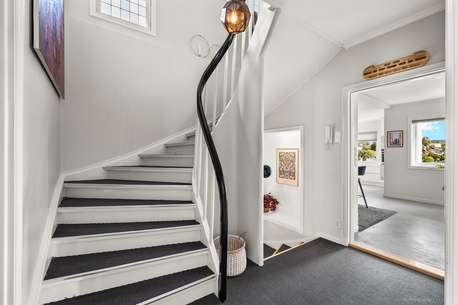 Solid trapp med teppe i trinn leder opp til boligens andre etasje. Galleribilde