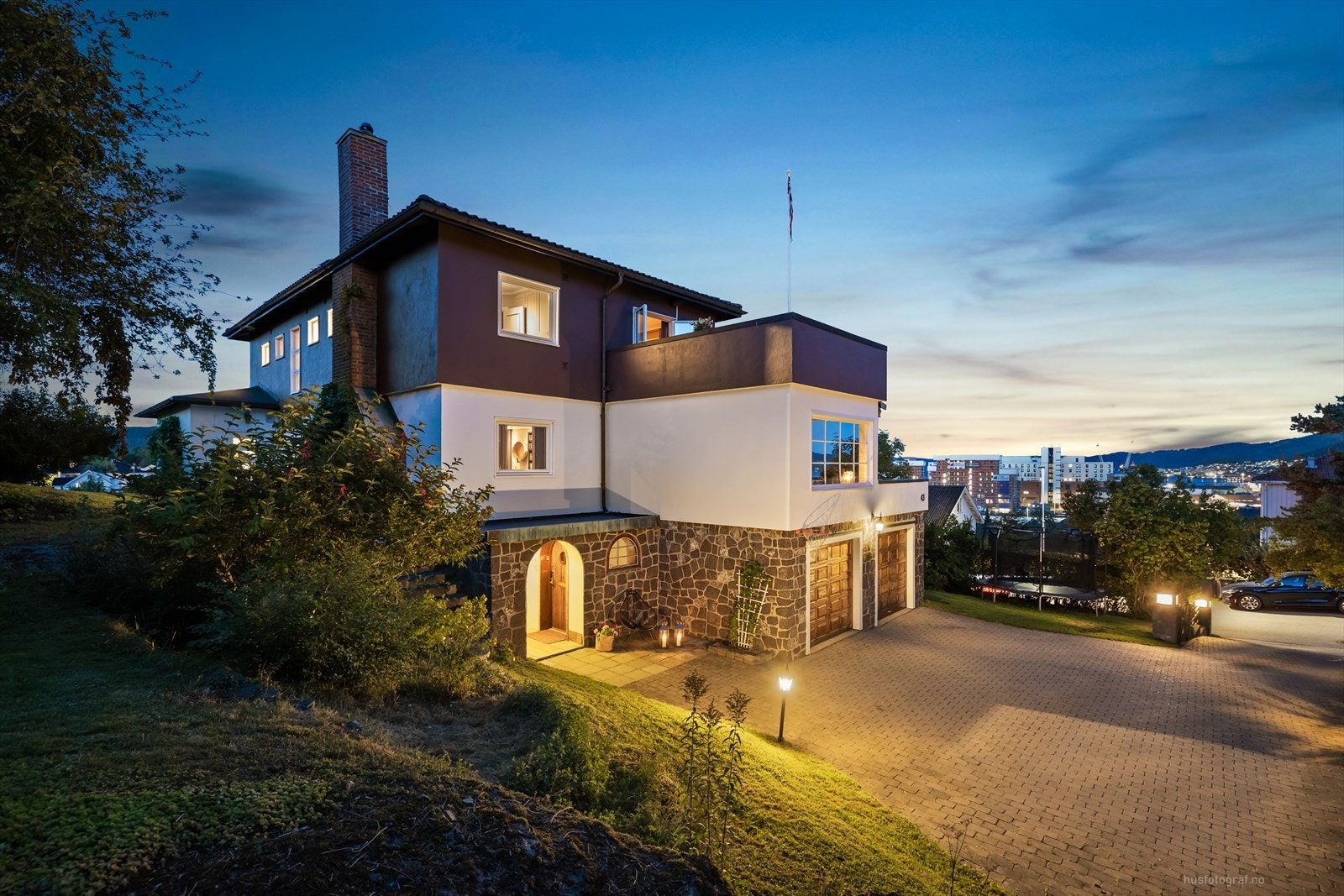 Eiendommen er tegnet av arkitekt Bjarne Thinn Syvertsen. Den karakteristiske, rundbuede inngangsportalen og bruken av stedegen bruddstein viser tydelig hans signatur og evne til å kombinere modernisme med lokal forankring. Galleribilde