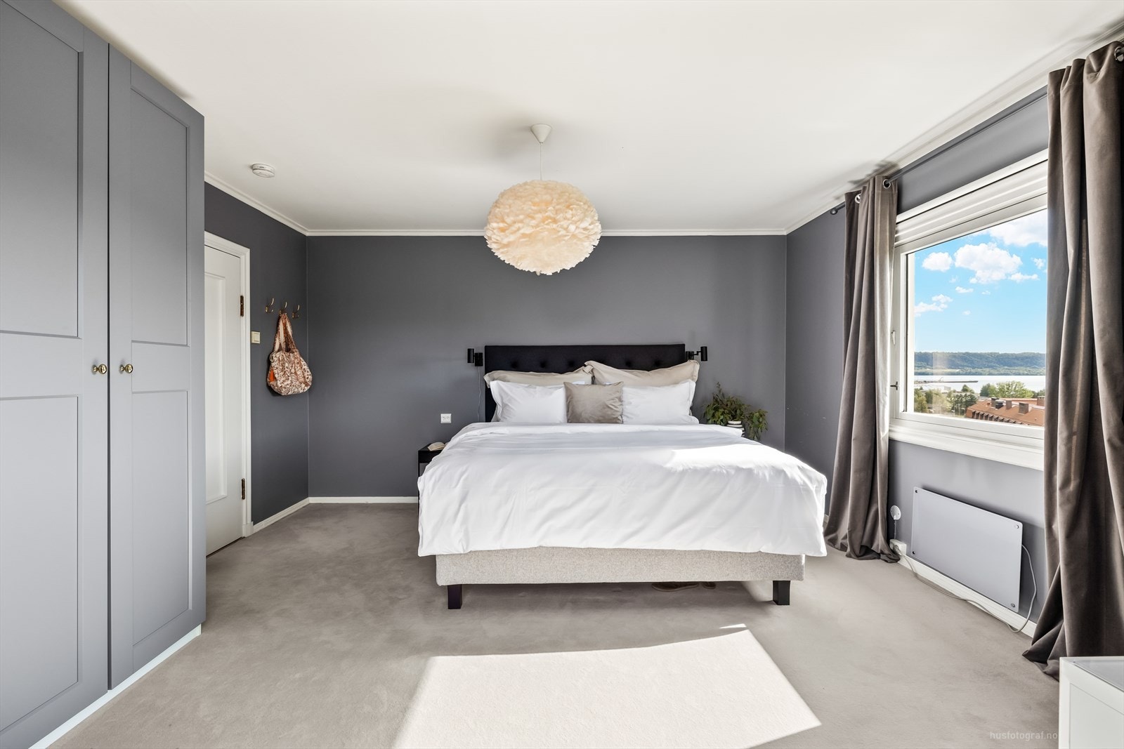 Hovedsoverom i en mørk fargepalett som sørger for godt sovemiljø. Galleribilde