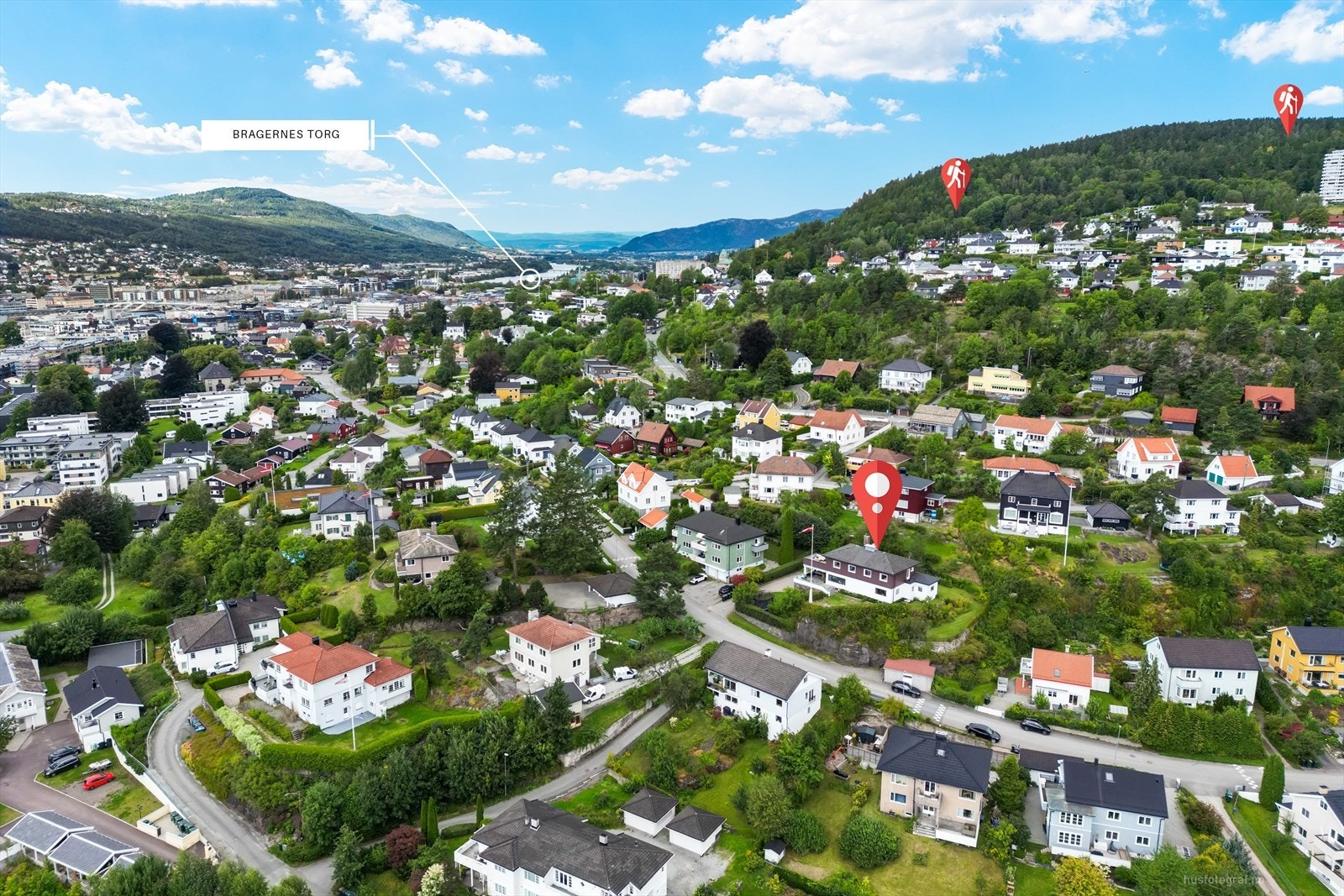 Villaen ligger i et rolig og tilbaketrukket bomiljø, likevel med kort vei til alt Drammen har å by på - butikker, restauranter, kulturtilbud, elvepromenaden og kollektivtransport. Galleribilde