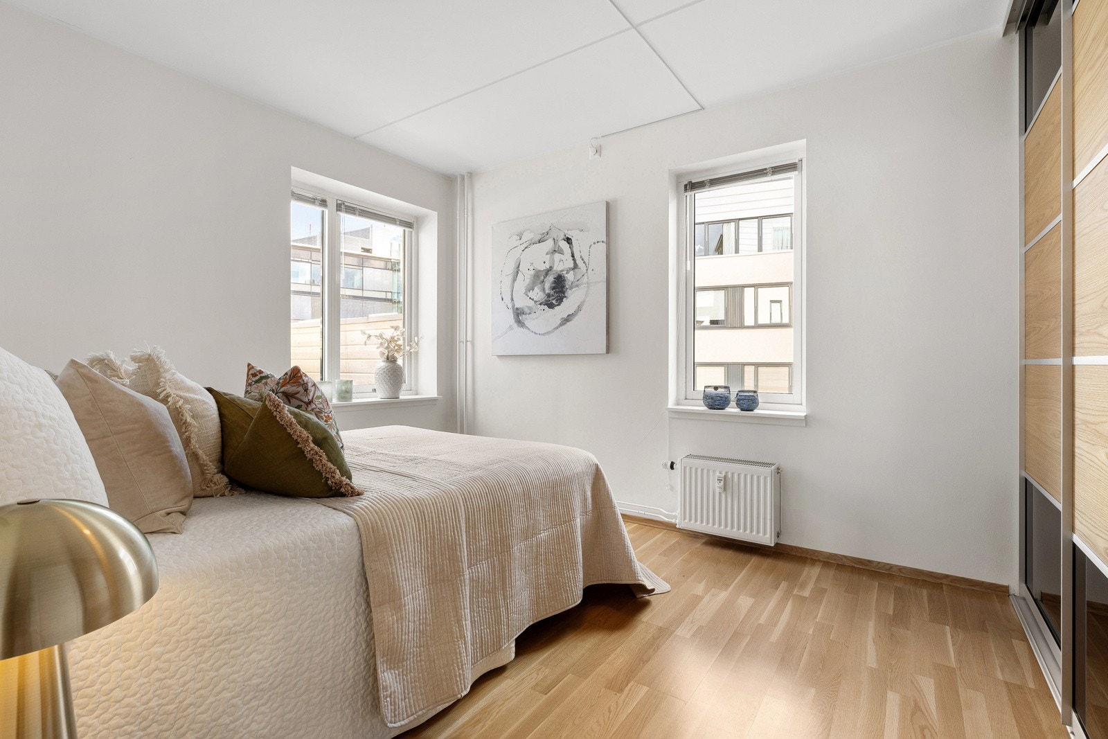 Leiligheten har et romslige soverom. Soverommet er malt i en lys farge Galleribilde