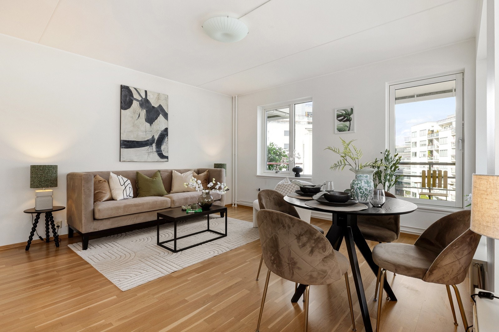 Her har du god plass til en stor sofa, i tillegg til et fint spisebord ved kjøkkenet Galleribilde