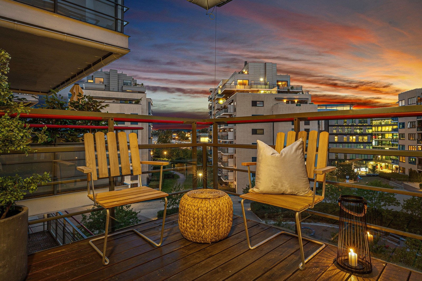 Her med sjøgløtt mellom byggene Galleribilde