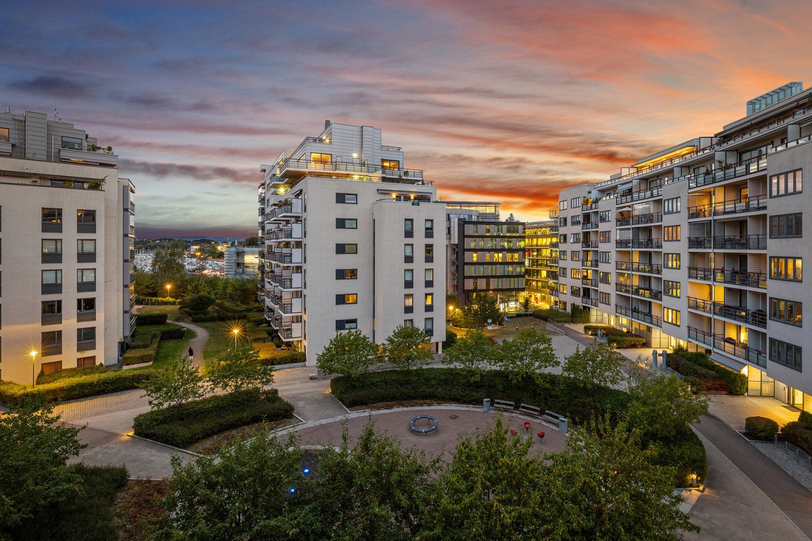 Her finner du et bredt utvalg av servicetilbud, gode kollektivforbindelser, flotte rekreasjonsområder og fine badeplasser Galleribilde