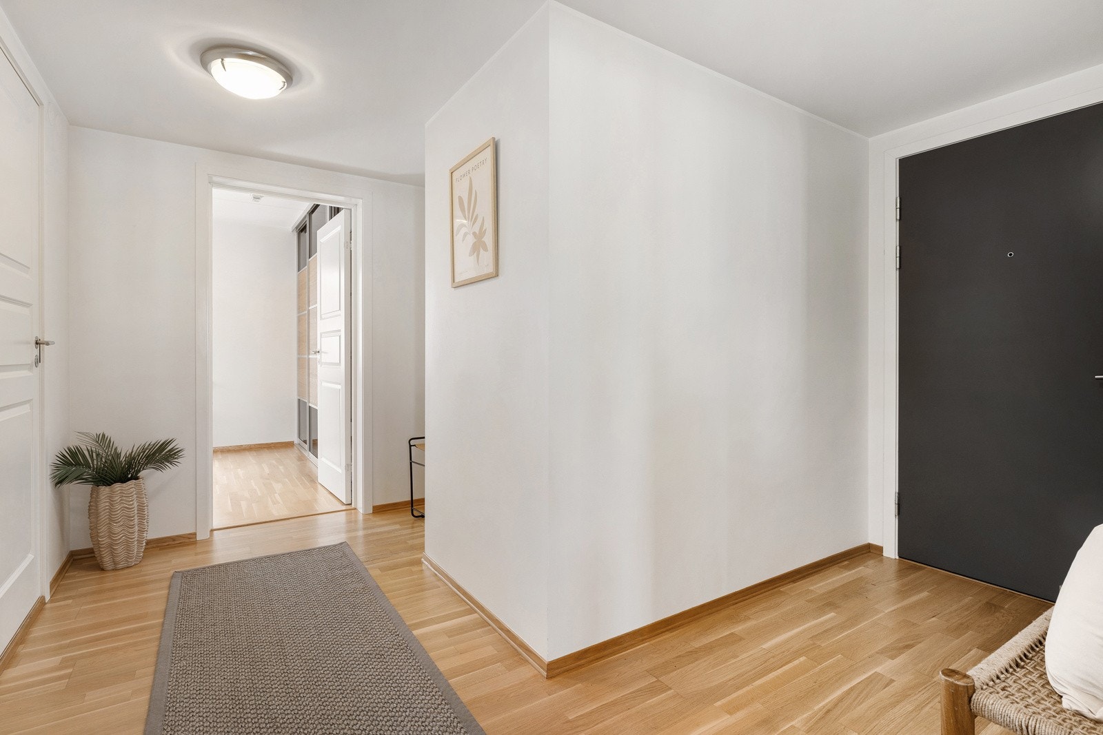 Vel inne i leiligheten blir man møtt av en romslig og innbydene entré Galleribilde