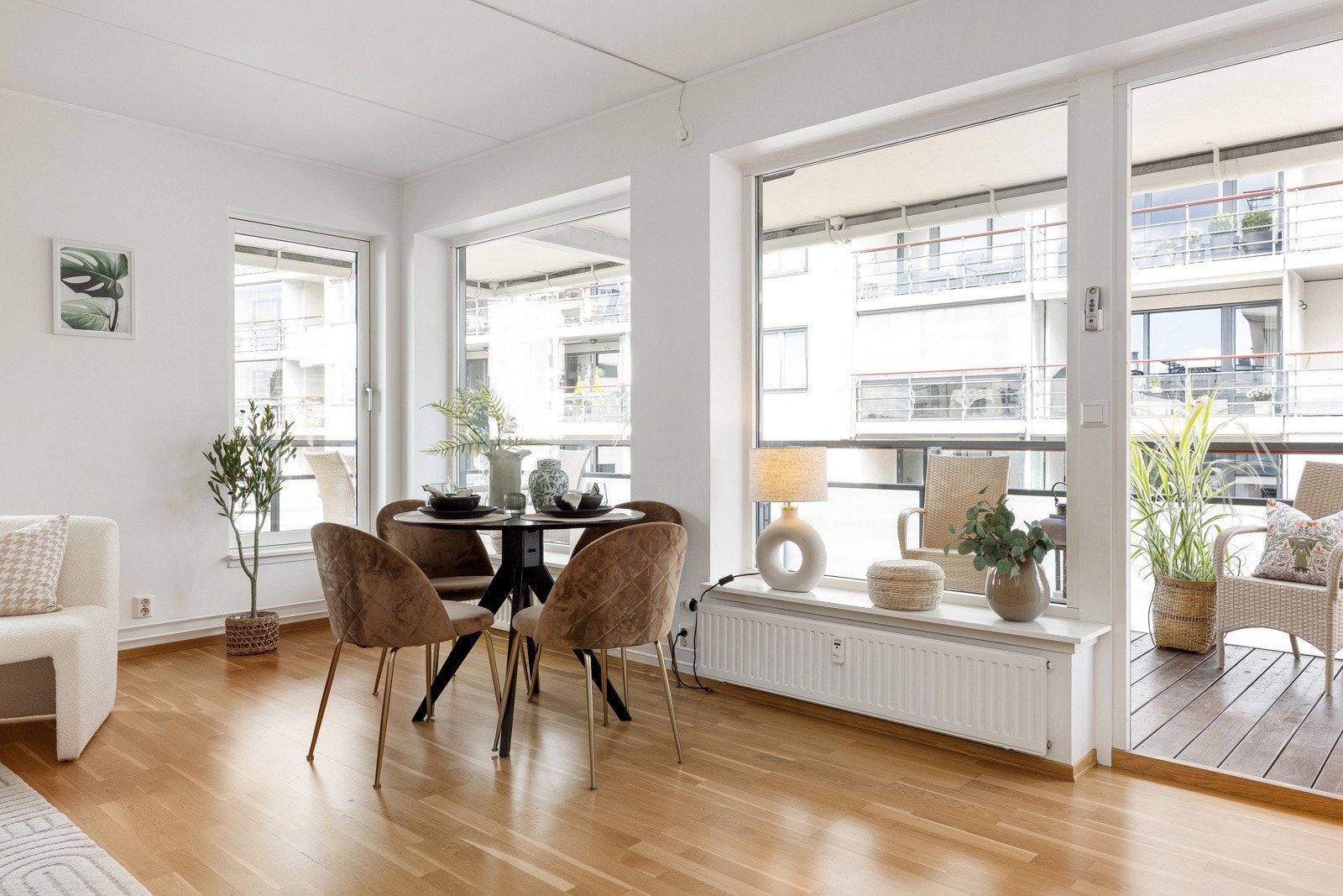 Store vindusflater og rikelig med naturlig lys. Fyring, varmtvann og internett er inkludert i felleskostnader (A-konto) Galleribilde