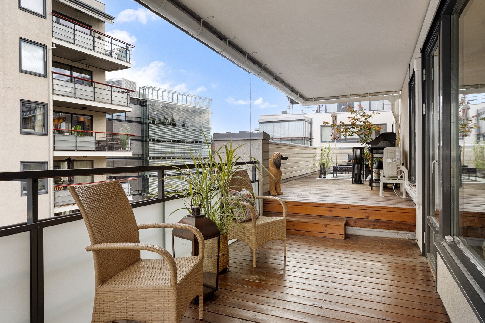 Her er det god plass til alt en skulle trenge av utemøblement Galleribilde