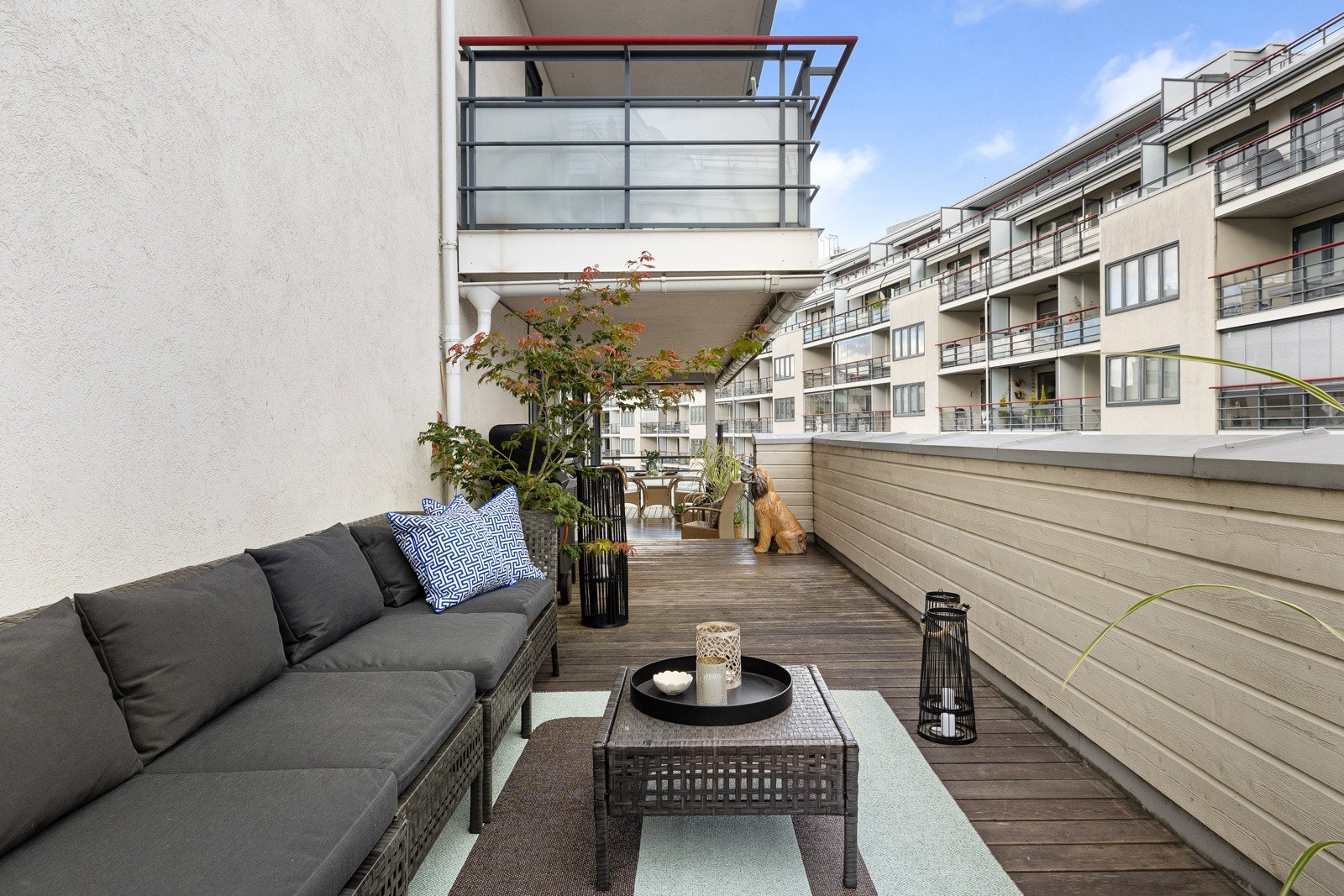 Det er montert terrassevarmer. Overflatene er kledd med impregnerte terrassebord Galleribilde