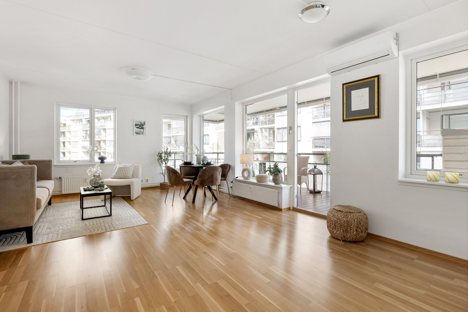 Stuen ligger i åpen løsning med kjøkkenet som skaper et sosialt og luftig rom Galleribilde