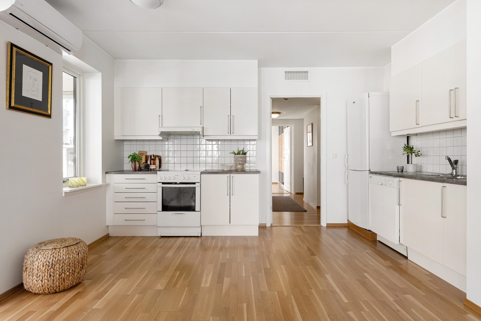 Kjøkkenet ligger i åpen løsning med stuen. Det er godt med både skap og benkplass Galleribilde