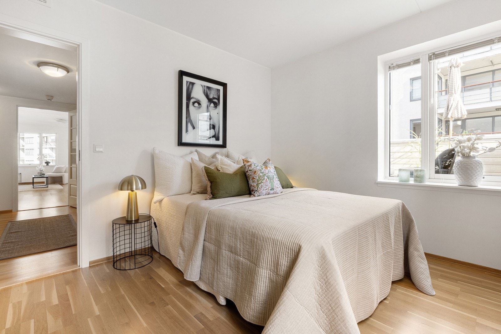 Rommet har god plass til en stor dobbeltseng med tilhørende nattbord Galleribilde