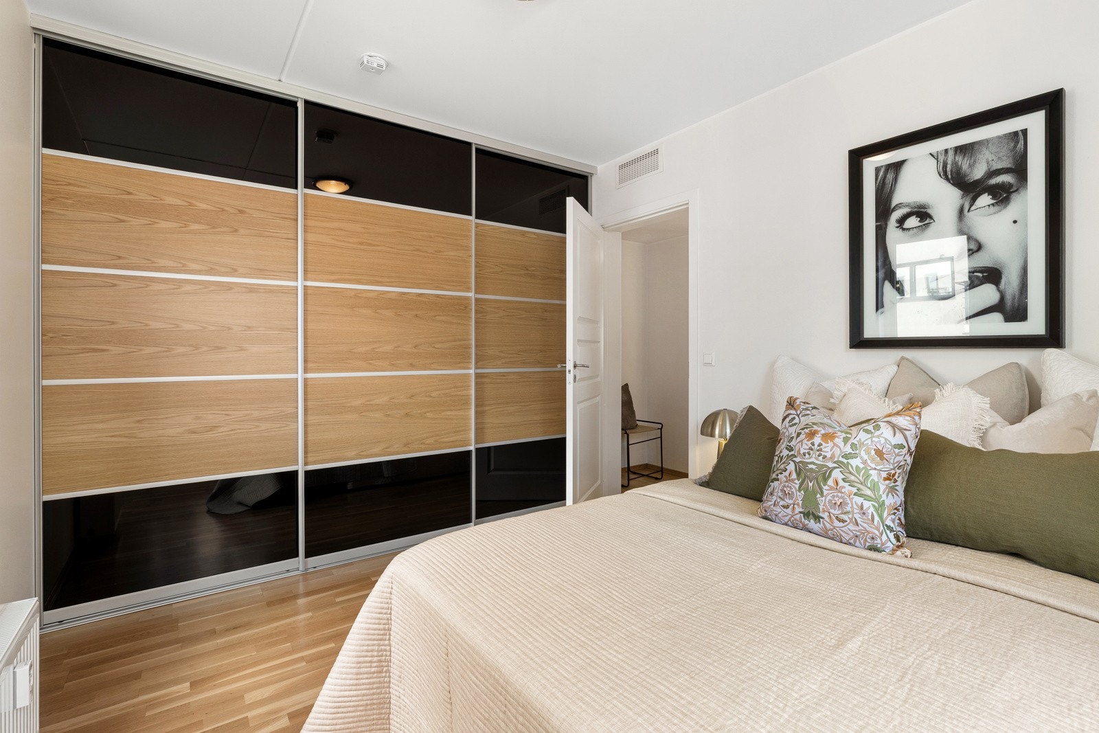 Det er innredet med et stort skap, som har rikelig med oppbevaringsplass til klær Galleribilde