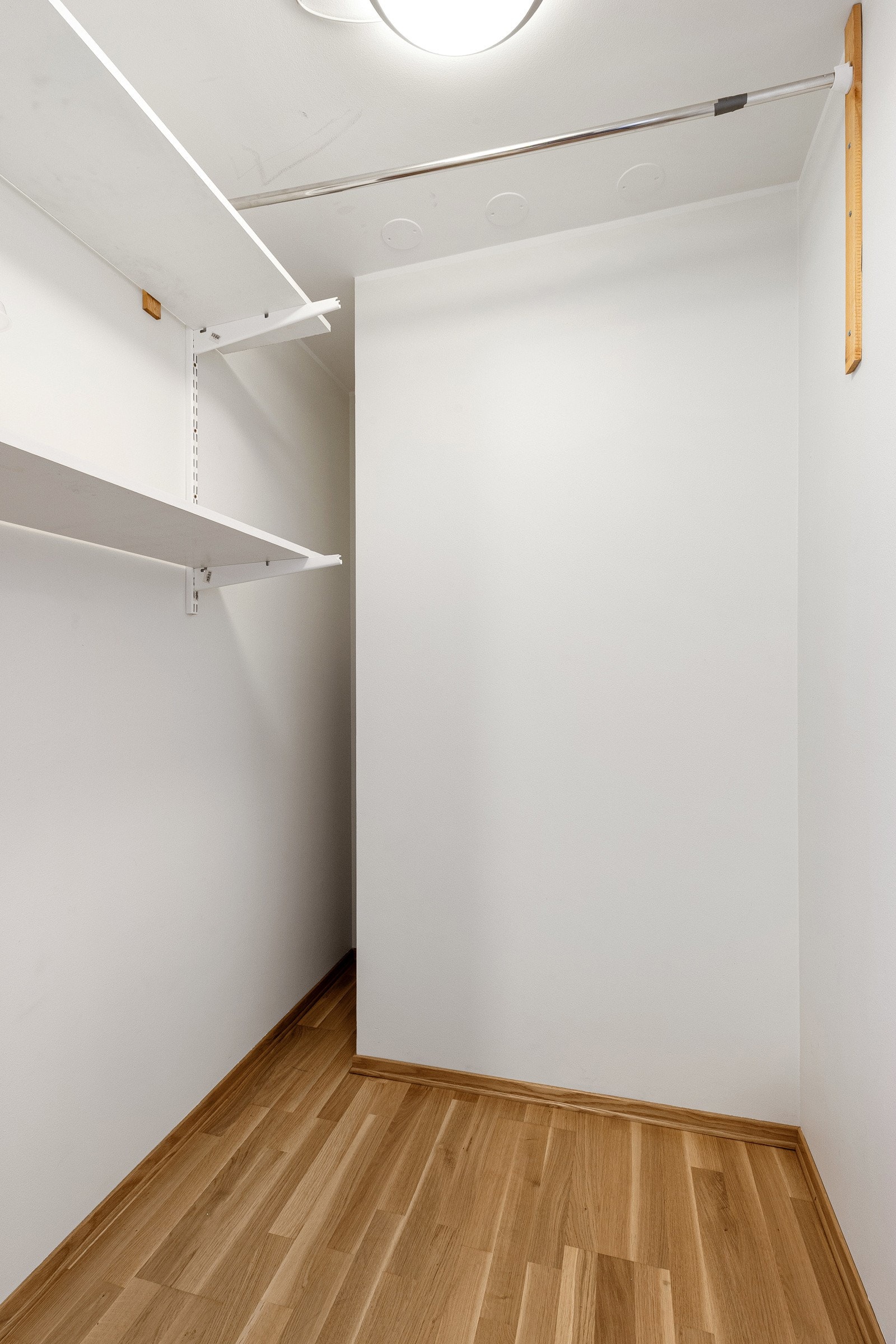 Her ligger det en bod som byr på god skap og oppbevaringsmuligheter Galleribilde