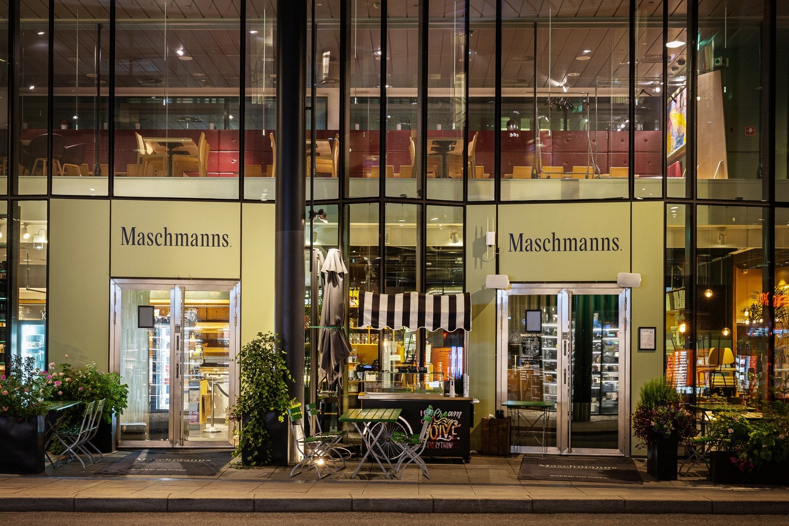 Maschmanns Matmarked byr på ferskvarer, bakeri og pizzeria, og dagligvarer kan handles hos Kiwi, Meny og Coop Mega Galleribilde