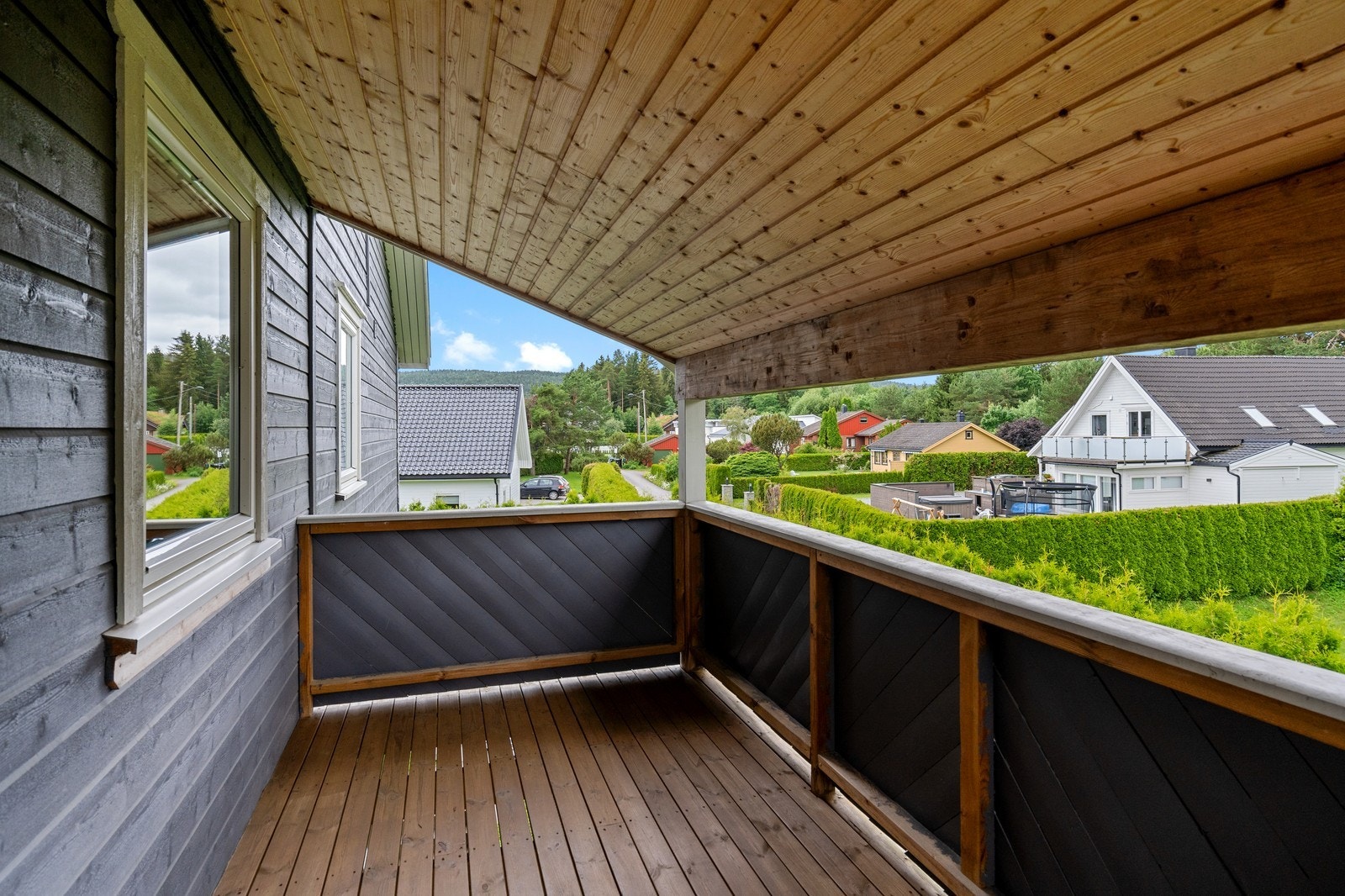 Overbygget balkong med utsikt mot grøntområde Galleribilde