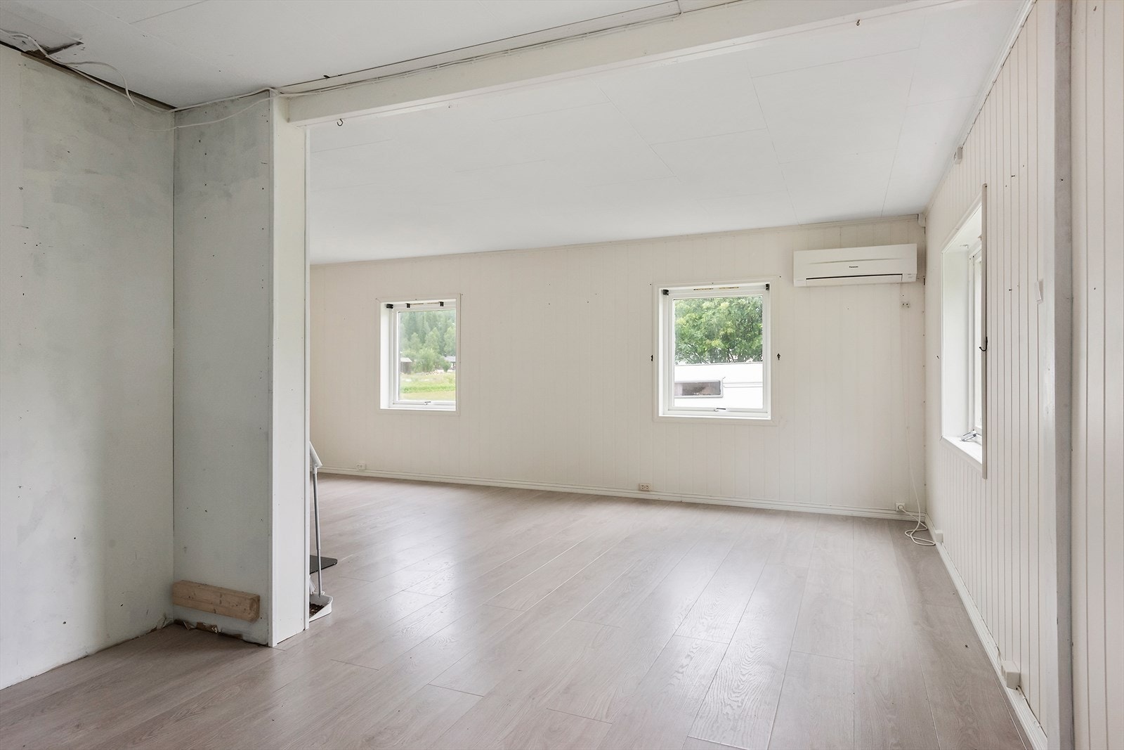 Eiendommen ligger i et etablert boligområde på Nevermoen, om lag 25 km nord for Mo sentrum og 3 km sør for Storforshei. Galleribilde