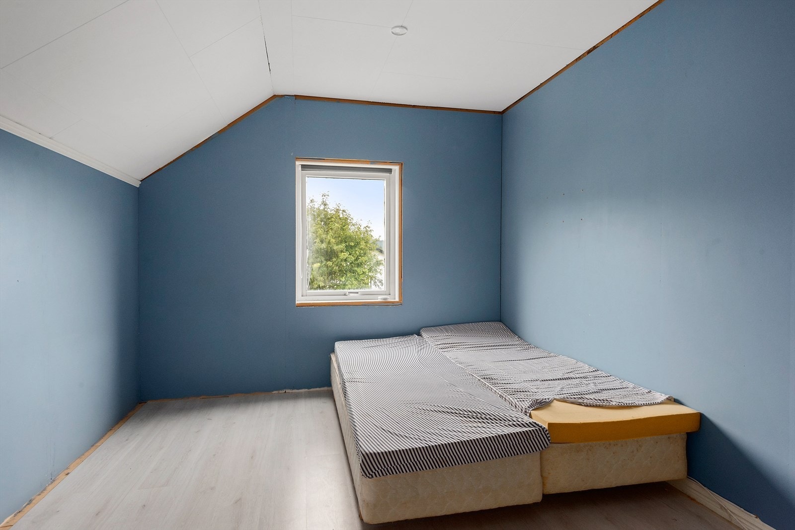 Det er 3 soverom på loftet samt 2 gjennomgangsrom. Galleribilde