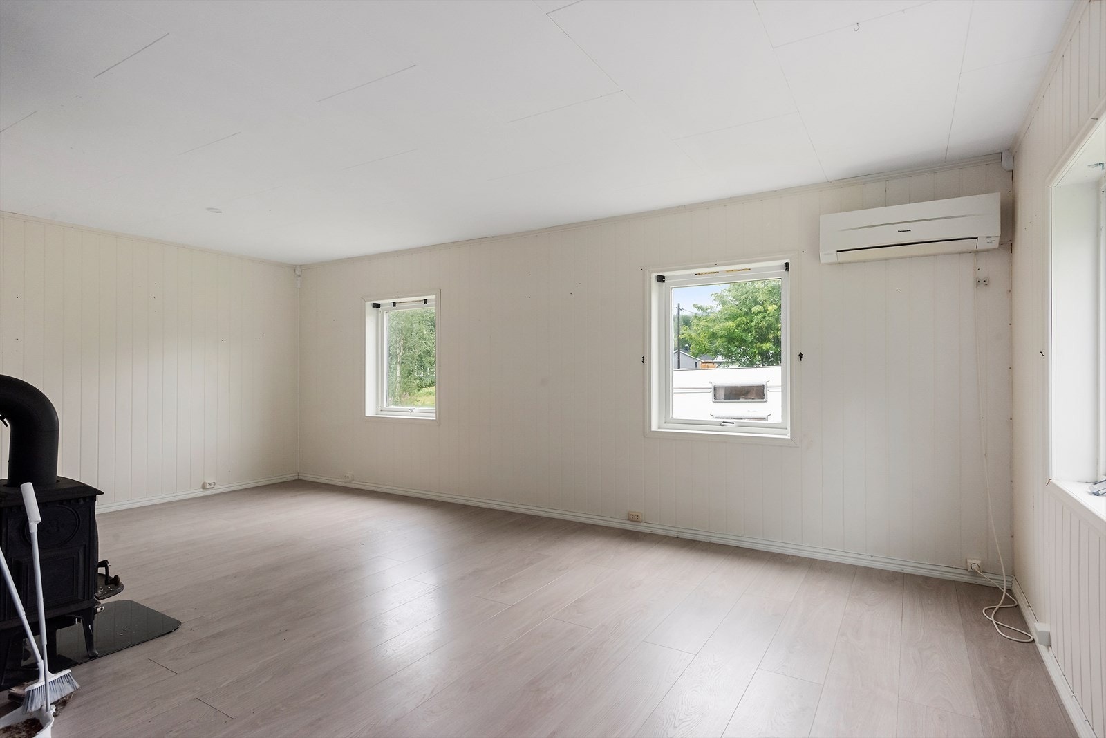 Innenfor en radius på ca. 3 km. nås skole, barnehager, forretninger og motorsportbane. Galleribilde