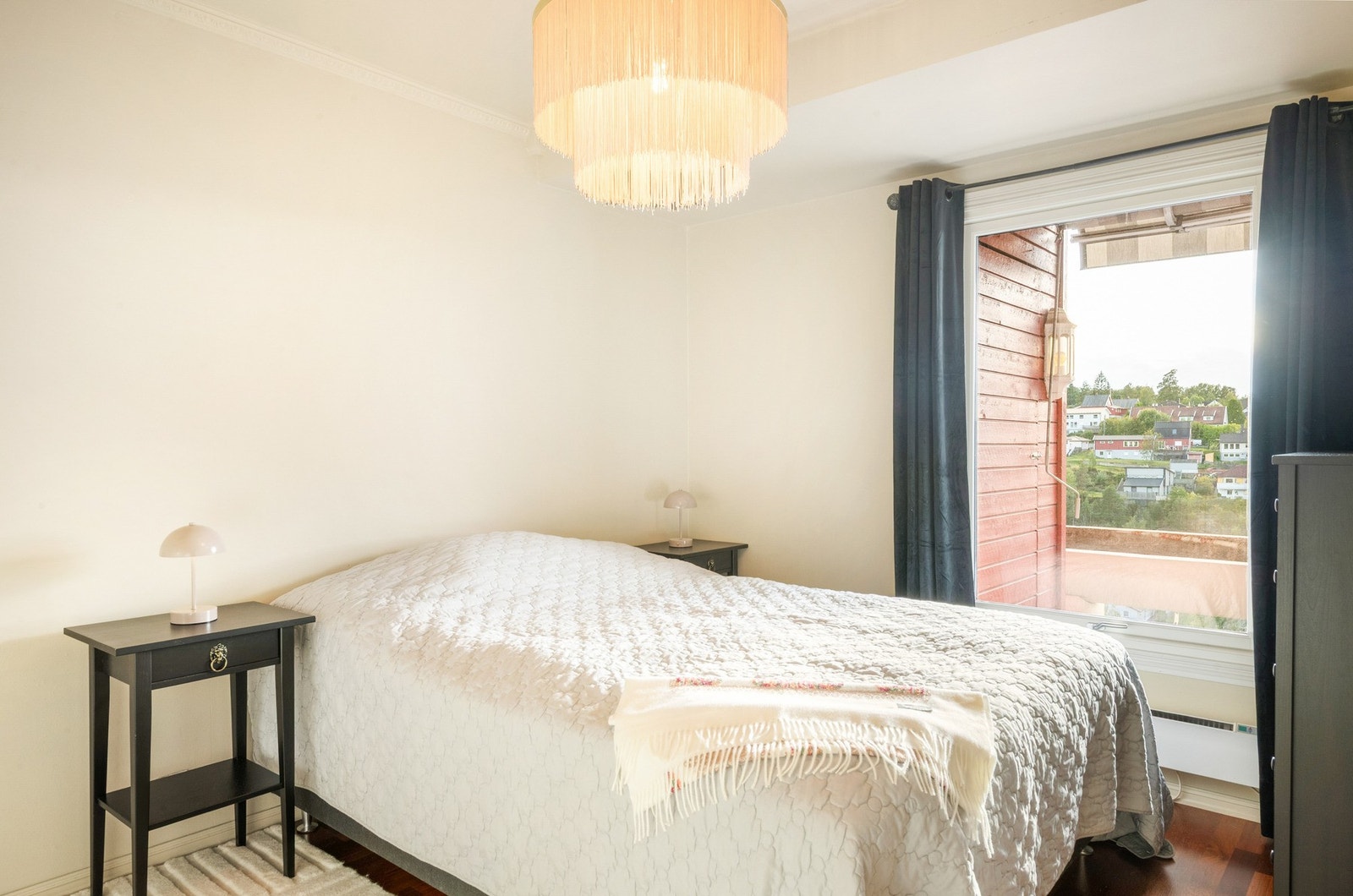 Eget soverom, ca. 13 m² med stort vindu mot terrassen. Galleribilde