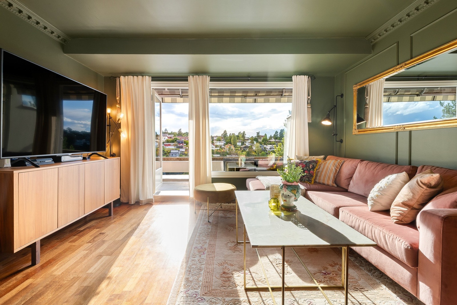 Stue med utgang til terrasse og vid utsikt. Galleribilde