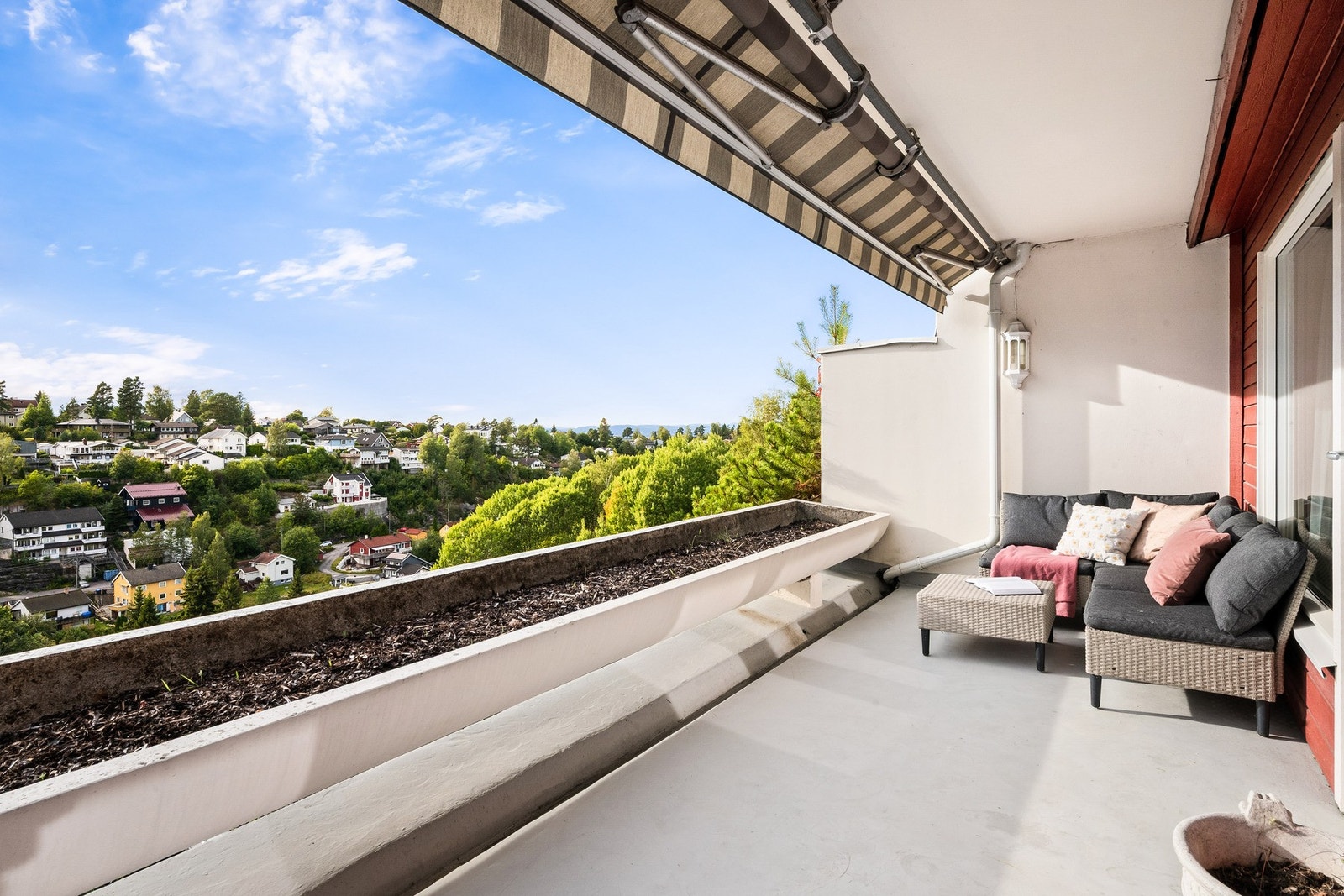 Vestvendt, solrik, usjenert terrasse ca 13 m². Egen garasjeplass i underetasjen. Galleribilde
