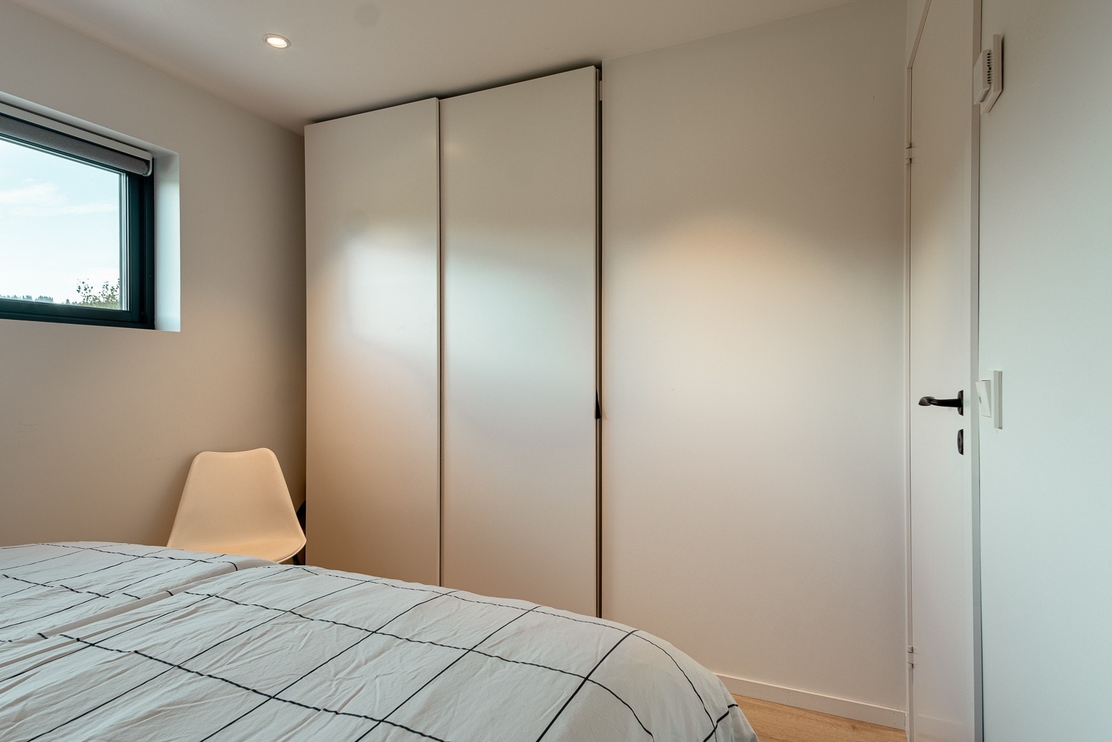 Hovedsoverom har skyvedørsgarderobe Galleribilde