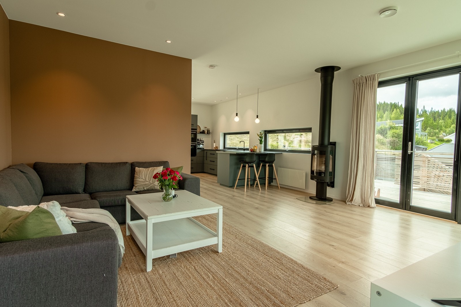 Her er det lyse og lune farger. Det er varmefolie i gulv, samt vedovn for oppvarming. Galleribilde