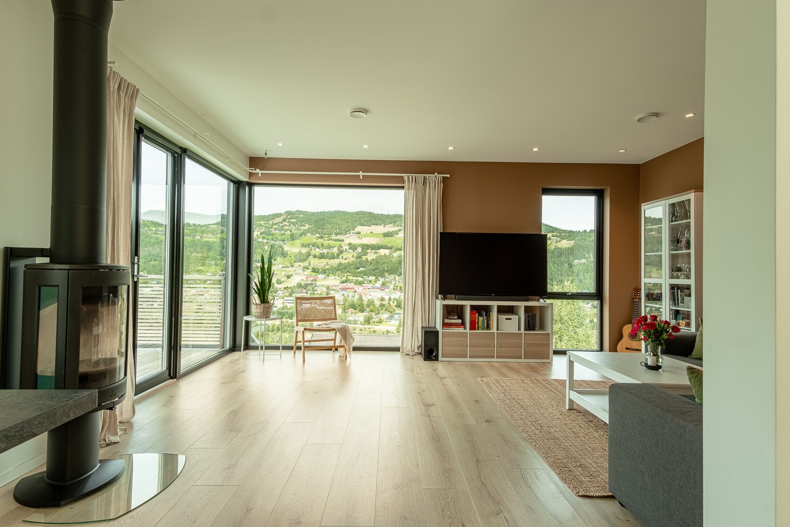 Spotter i taket og store vindusflater gir godt lys Galleribilde