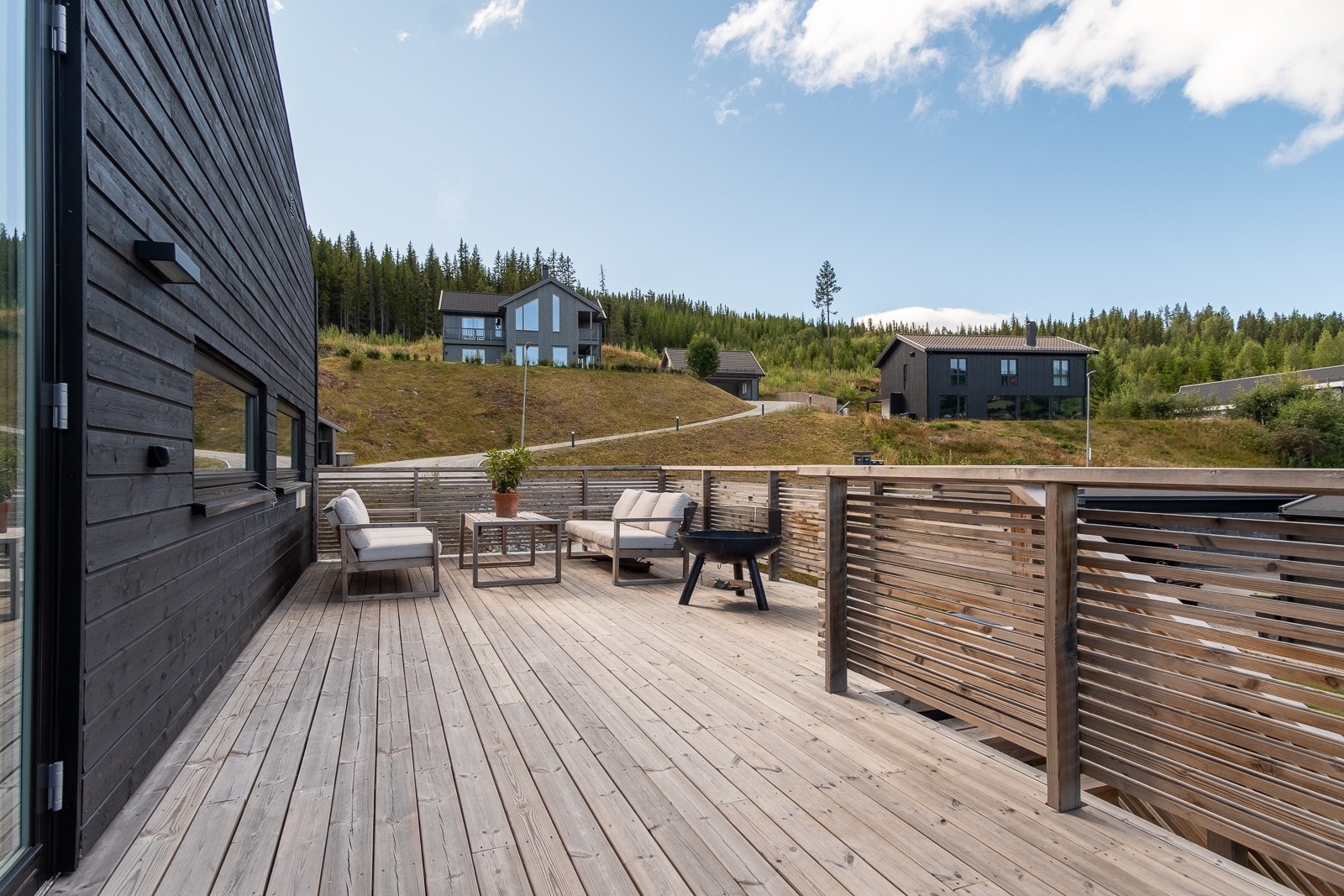 Romslig veranda med plass til flere sittegrupper Galleribilde