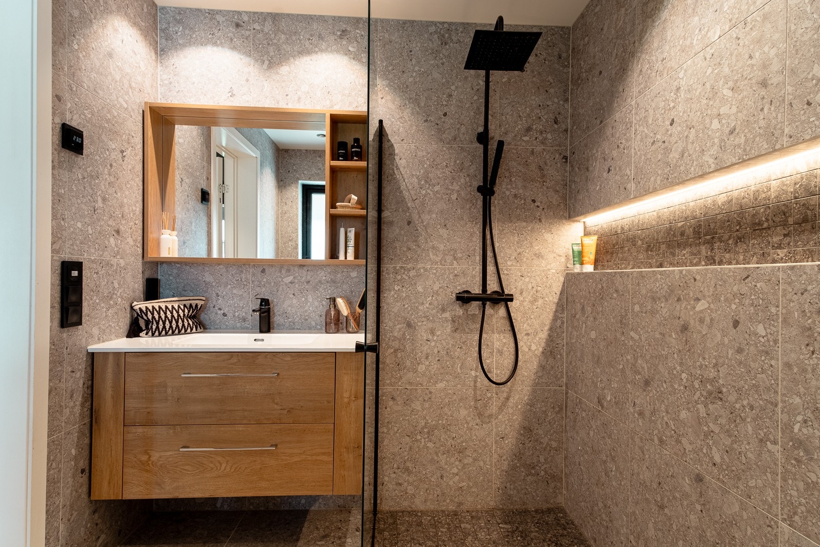 Delikat, flislagt bad i 1. etasje. Galleribilde