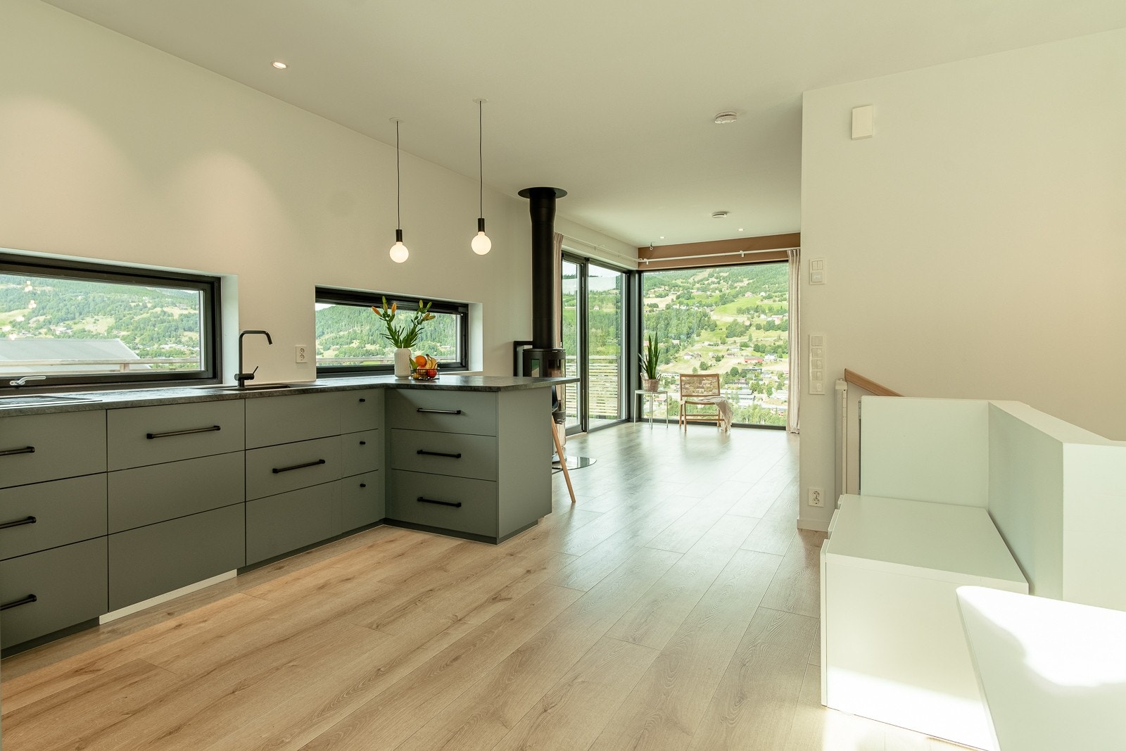 Åpen løsning mellom stue og kjøkken Galleribilde