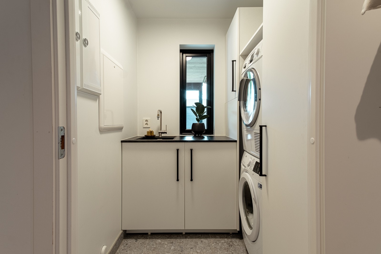Boligen har praktisk separat vaskerom i 1. etasje Galleribilde