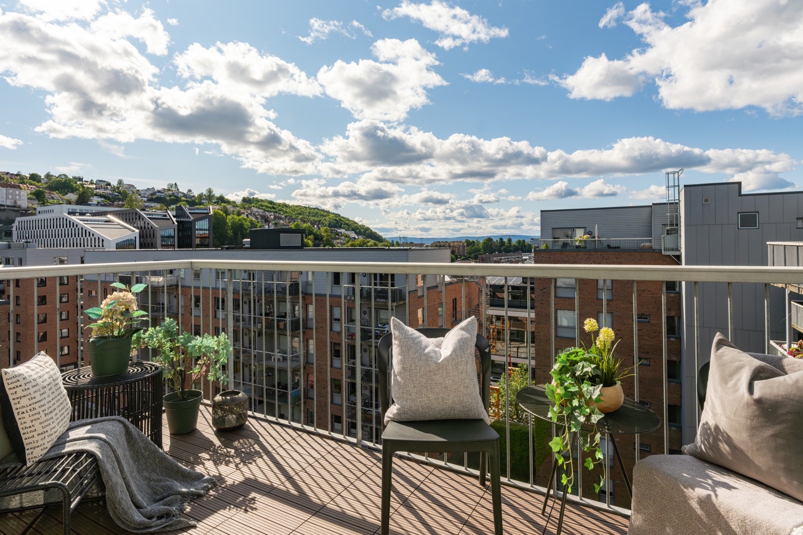 Balkongen har betongdekke belagt med nye komposittheller i 2025, rekkverk av stål og utebelysning montert på vegg. Størrelsen og utformingen gjør det enkelt å innrede med utemøbler etter eget ønske. Galleribilde