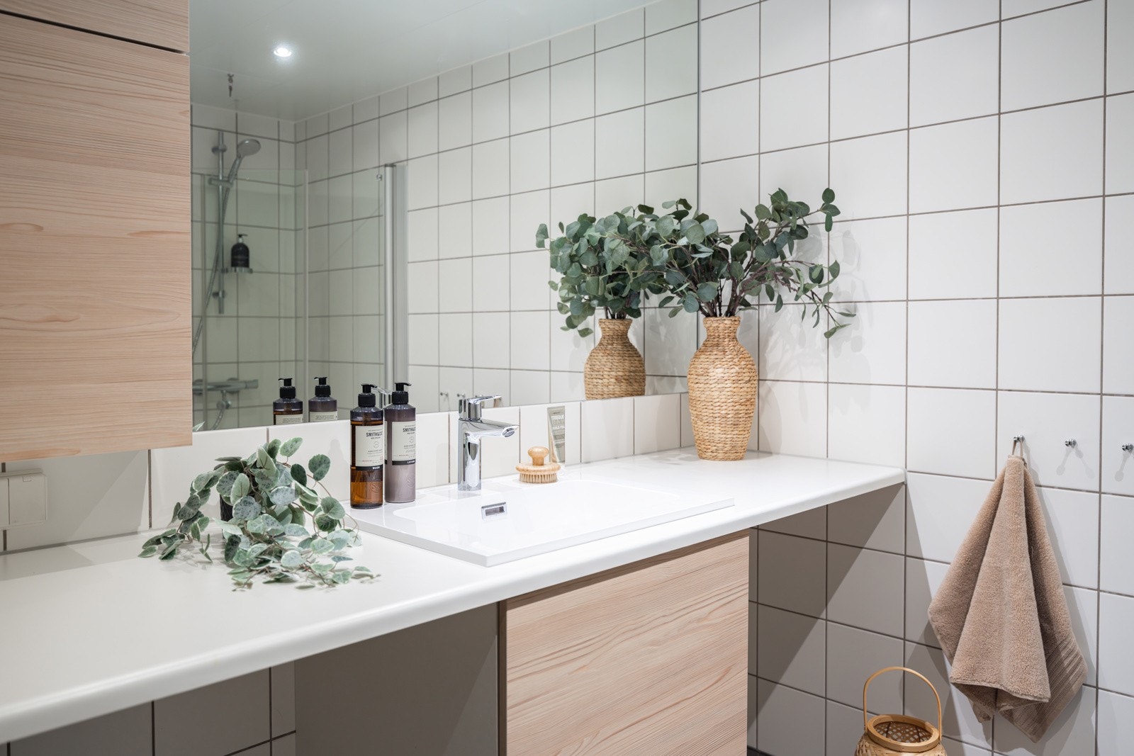 Baderomsinnredningen ble oppgradert i 2025 med nye fronter, ny servant og nytt armatur. Praktisk med plass og opplegg for vaskemaskin under benkeplaten. Galleribilde