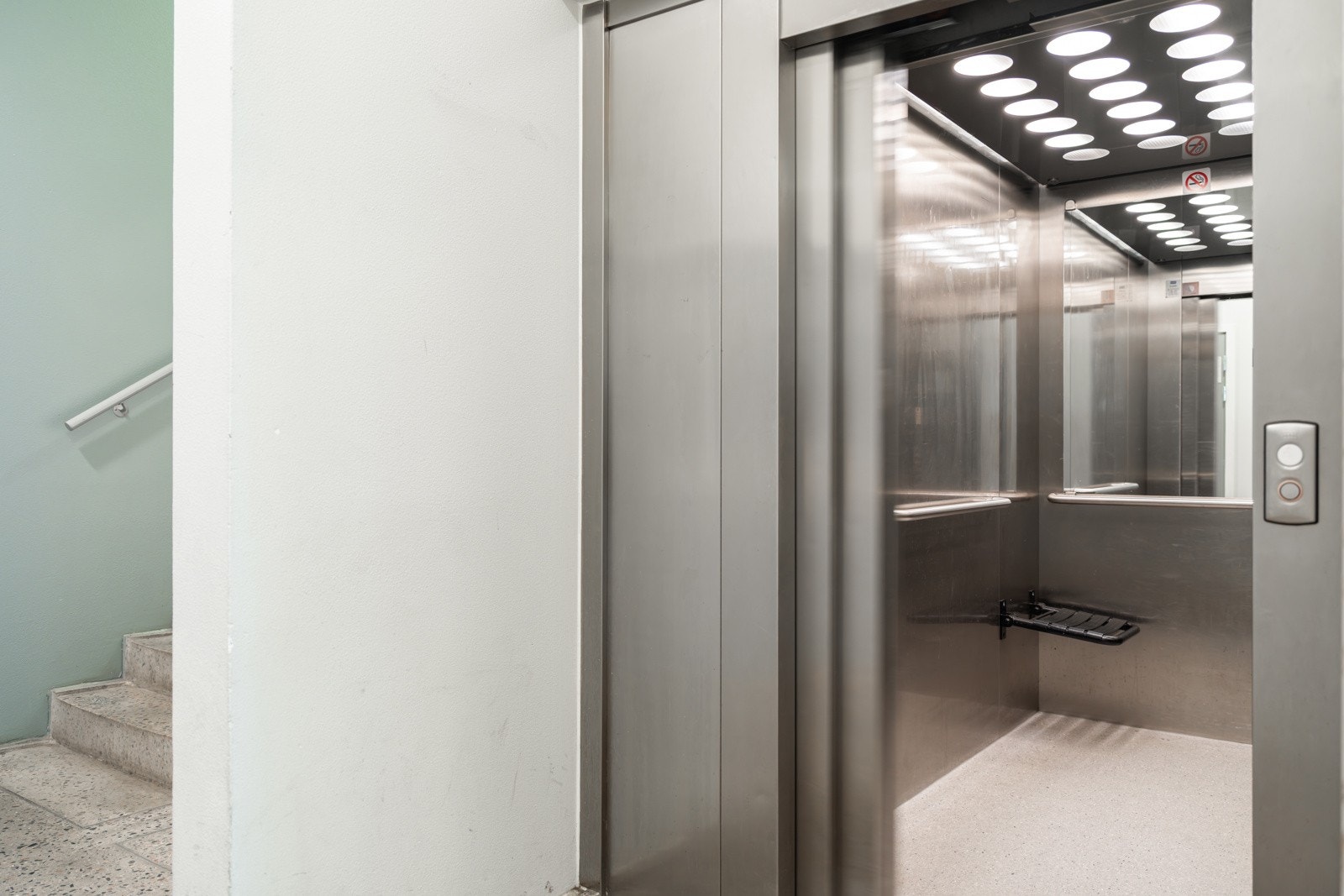 Fra garasjeplassen i kjelleren tar du deg enkelt opp til leiligheten i byggets toppetasje (8. etasje) via felles trapperom med heis. Galleribilde