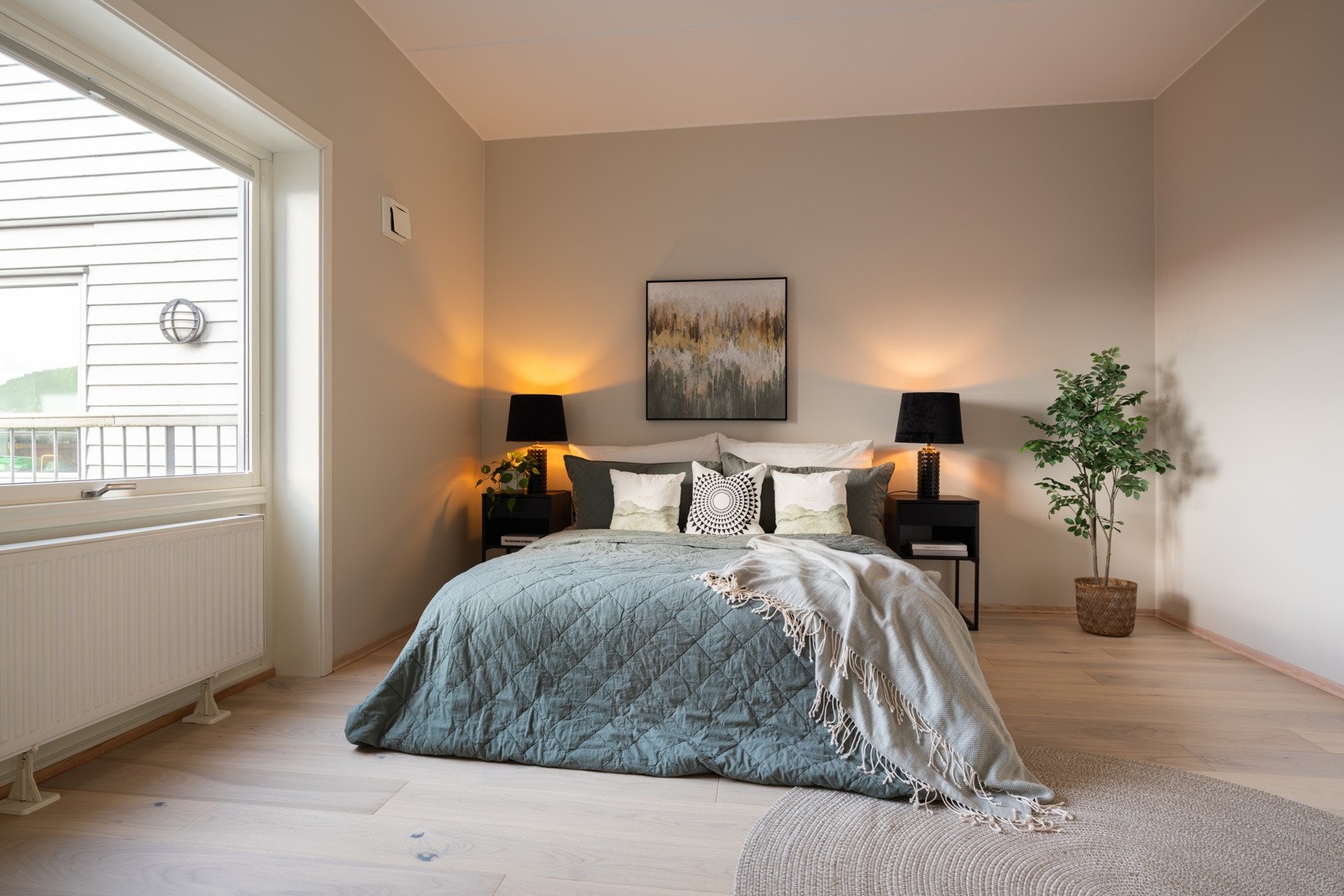 Soverom 1 er et lyst og innbydende soverom av god størrelse og det er god takhøyde på ca. 2,8 meter. Soverommet har nye lystette plissegardiner. Galleribilde