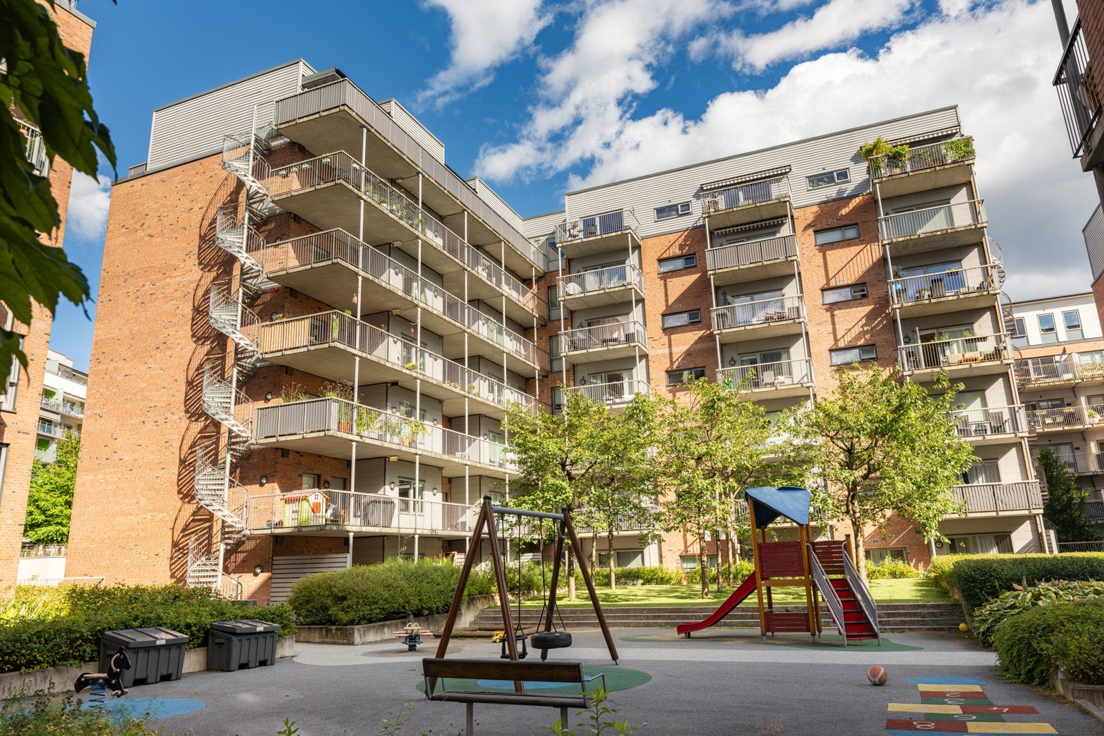 Kværnerbyen er en nyere bydel med kort avstand til bla. sentrum, Bjørvika og Sørenga. Området har parkmessig preg med Alnaelva som vannspeil, samt ulike butikker, kaféer og god bussforbindelse. Galleribilde