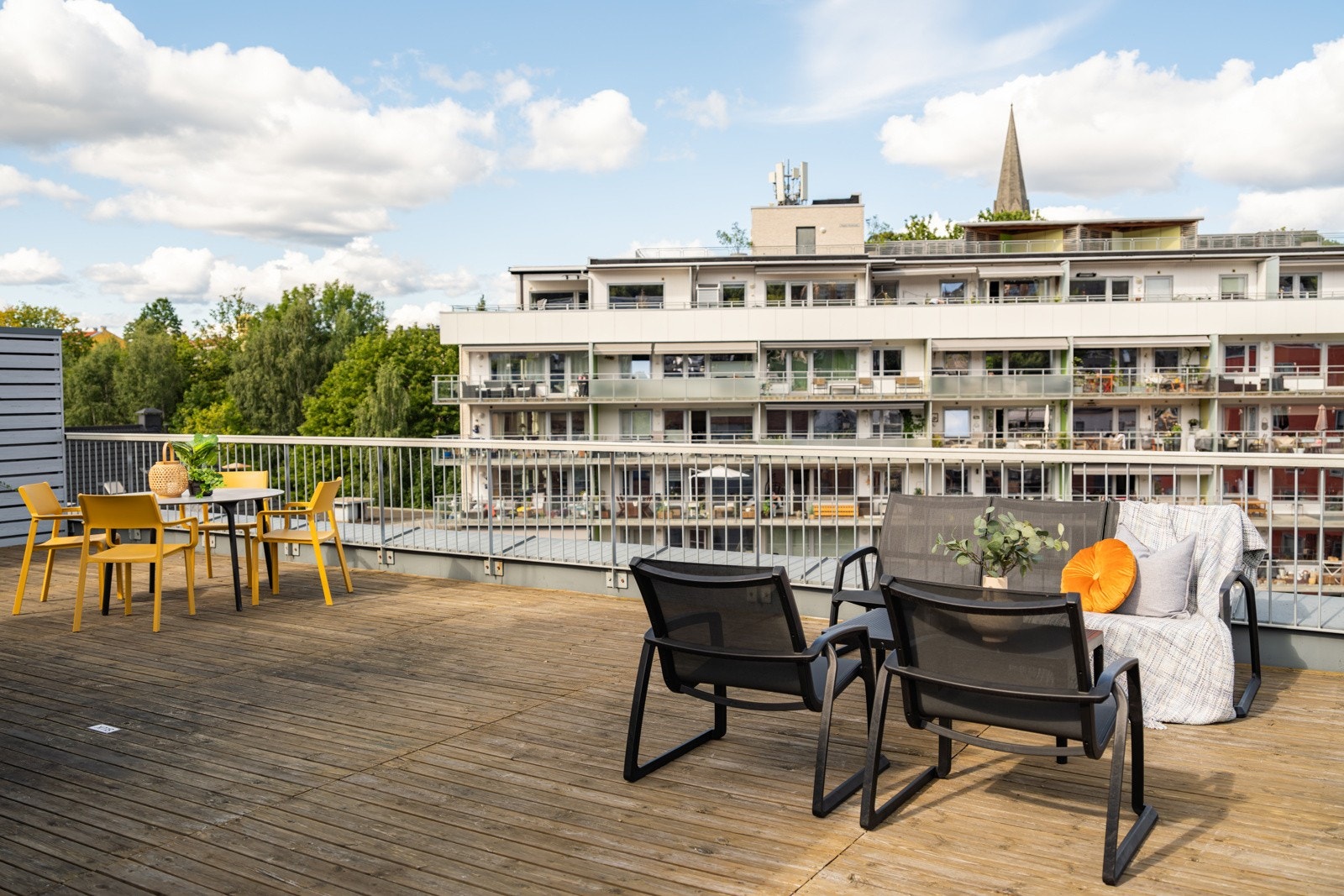 Det er enkel tilgang til felles takterrasse som ligger omtrent rett ved inngangsdøren til leiligheten. Galleribilde