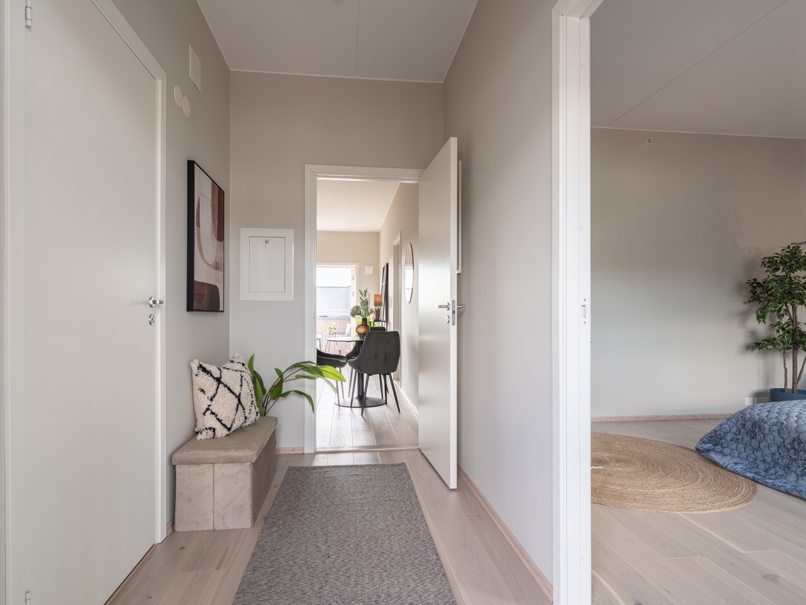 I entréen er det plass til skoskap, kommode, garderobeskap, hyller eller andre oppbevaringsløsninger. Her kan du innrede etter eget ønske med løsninger som er tilpasset dine behov og preferanser. Galleribilde