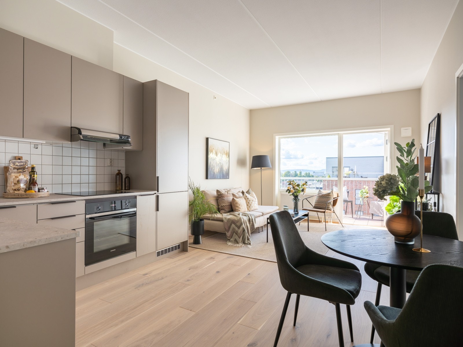 En lys, fin og luftig 3-roms toppleilighet med god oppgradert standard fra 2025. Galleribilde